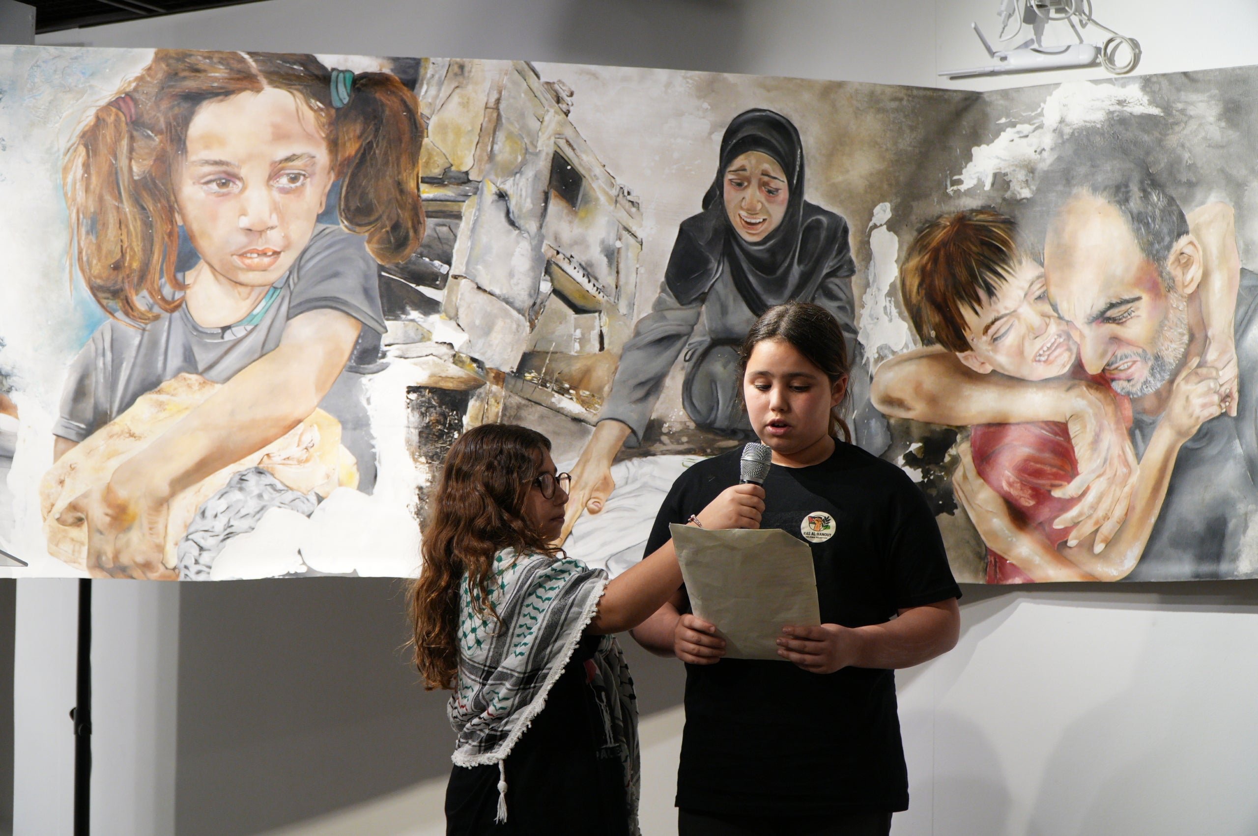 LaFACT ha acollit la presentació se l'obra 'El mural de Gaza. 10 metres pels drets humans', obra de l'artista terrassenca Carmen Valverde. L’acte ha comptat amb la participació de l’autora de l’obra; de les dones de l’associació Raha, que han realitzat la gravació de la instal·lació sonora que acompanya el mural; del poeta madrileny Armando Lozano, autor del poemari Gaza en los cielos; de l’associació Amunt Dona Creant Realitats, que ha realitzat la instal·lació a terra per acompanyar l’obra; la regidora de Polítiques de Gènere, Lluïsa Melgares; i de Jordi Dueso, organitzador de les activitats paral·leles.