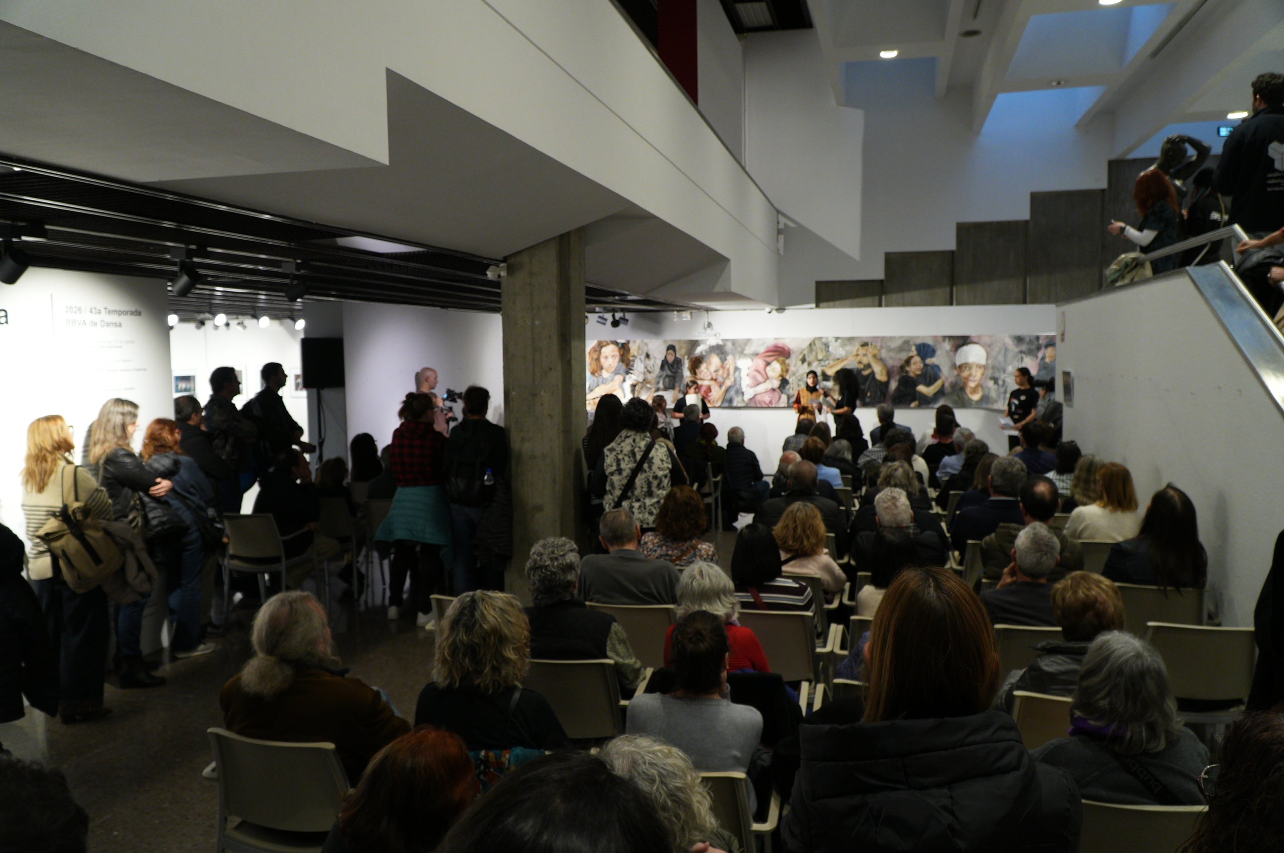 LaFACT ha acollit la presentació se l'obra 'El mural de Gaza. 10 metres pels drets humans', obra de l'artista terrassenca Carmen Valverde. L’acte ha comptat amb la participació de l’autora de l’obra; de les dones de l’associació Raha, que han realitzat la gravació de la instal·lació sonora que acompanya el mural; del poeta madrileny Armando Lozano, autor del poemari Gaza en los cielos; de l’associació Amunt Dona Creant Realitats, que ha realitzat la instal·lació a terra per acompanyar l’obra; la regidora de Polítiques de Gènere, Lluïsa Melgares; i de Jordi Dueso, organitzador de les activitats paral·leles.