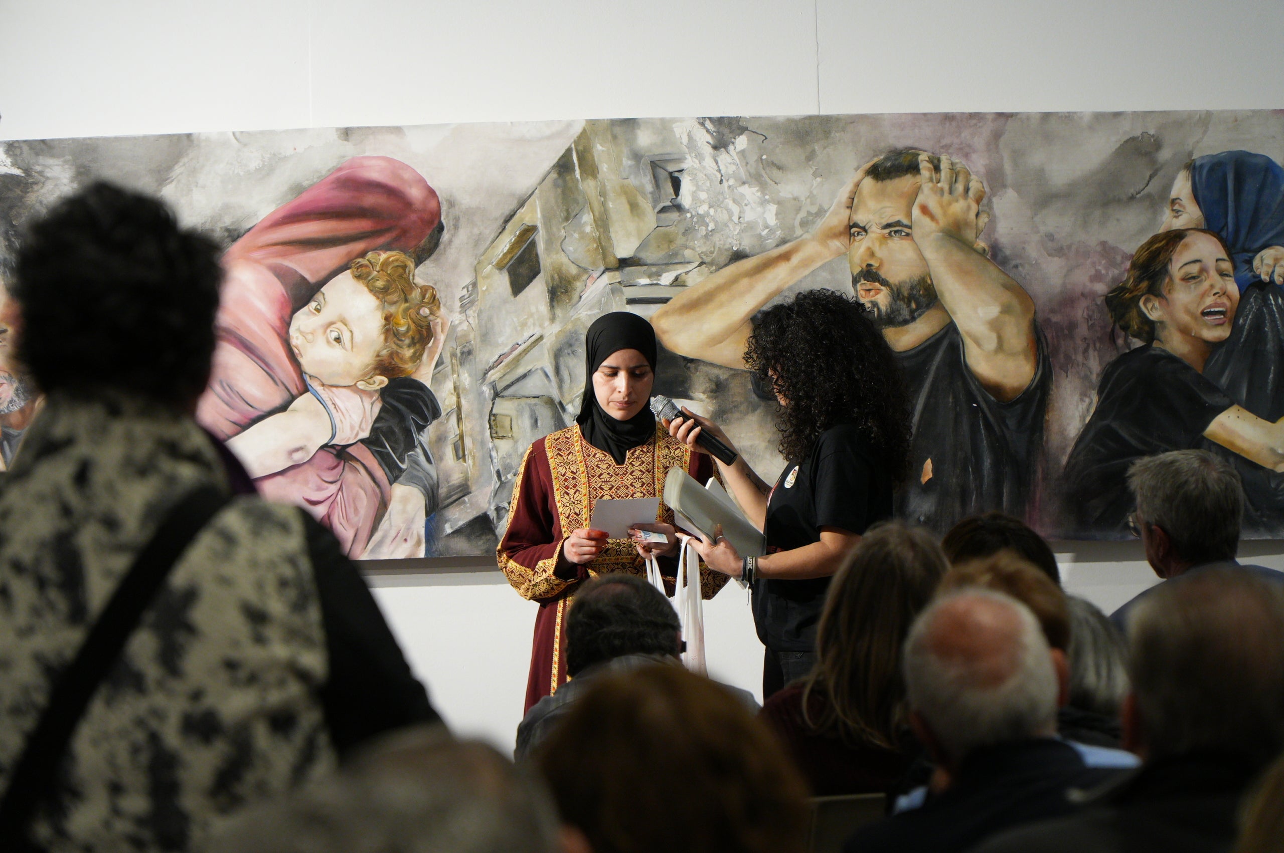 LaFACT ha acollit la presentació se l'obra 'El mural de Gaza. 10 metres pels drets humans', obra de l'artista terrassenca Carmen Valverde. L’acte ha comptat amb la participació de l’autora de l’obra; de les dones de l’associació Raha, que han realitzat la gravació de la instal·lació sonora que acompanya el mural; del poeta madrileny Armando Lozano, autor del poemari Gaza en los cielos; de l’associació Amunt Dona Creant Realitats, que ha realitzat la instal·lació a terra per acompanyar l’obra; la regidora de Polítiques de Gènere, Lluïsa Melgares; i de Jordi Dueso, organitzador de les activitats paral·leles.