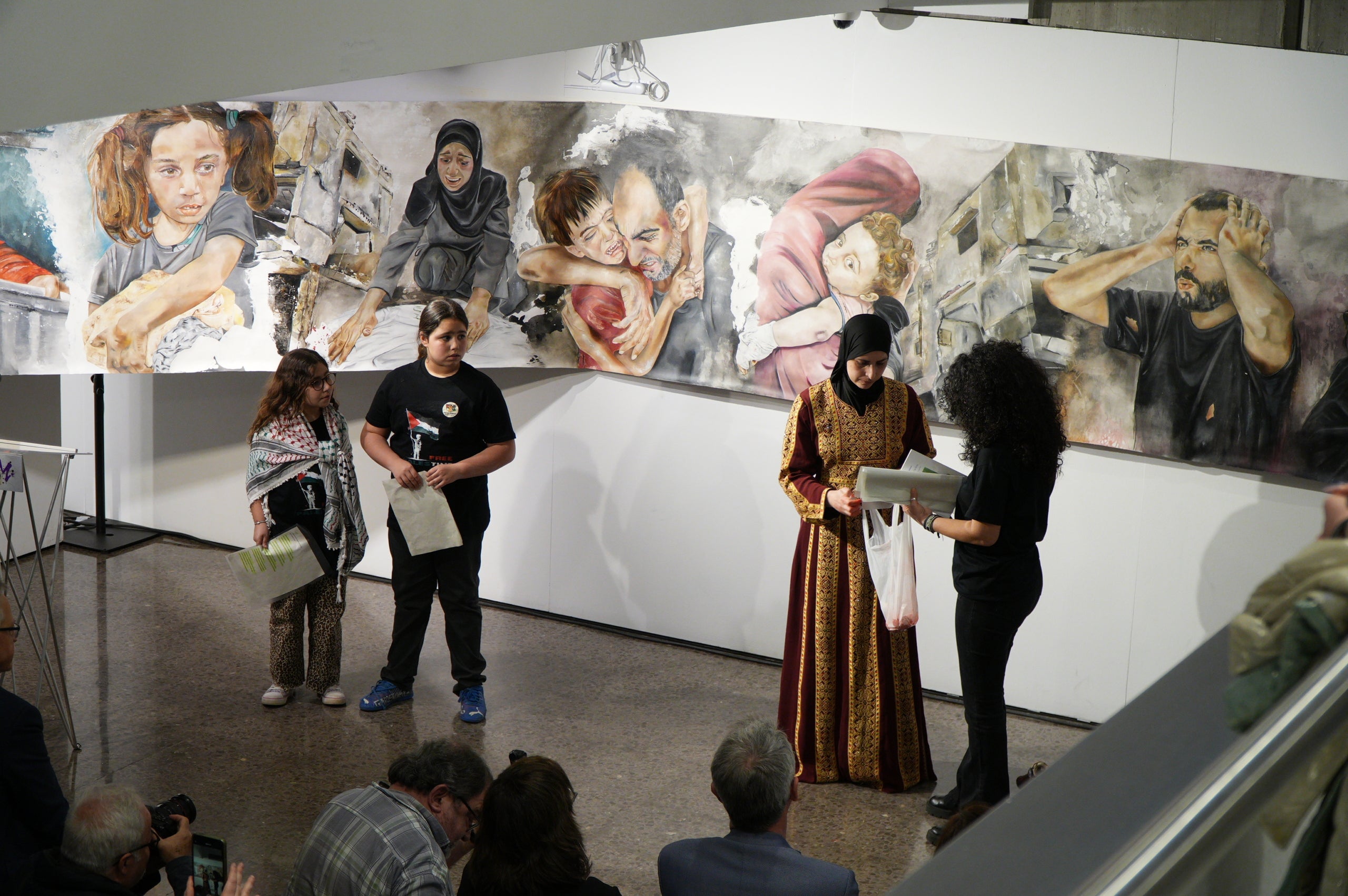 LaFACT ha acollit la presentació se l'obra 'El mural de Gaza. 10 metres pels drets humans', obra de l'artista terrassenca Carmen Valverde. L’acte ha comptat amb la participació de l’autora de l’obra; de les dones de l’associació Raha, que han realitzat la gravació de la instal·lació sonora que acompanya el mural; del poeta madrileny Armando Lozano, autor del poemari Gaza en los cielos; de l’associació Amunt Dona Creant Realitats, que ha realitzat la instal·lació a terra per acompanyar l’obra; la regidora de Polítiques de Gènere, Lluïsa Melgares; i de Jordi Dueso, organitzador de les activitats paral·leles.