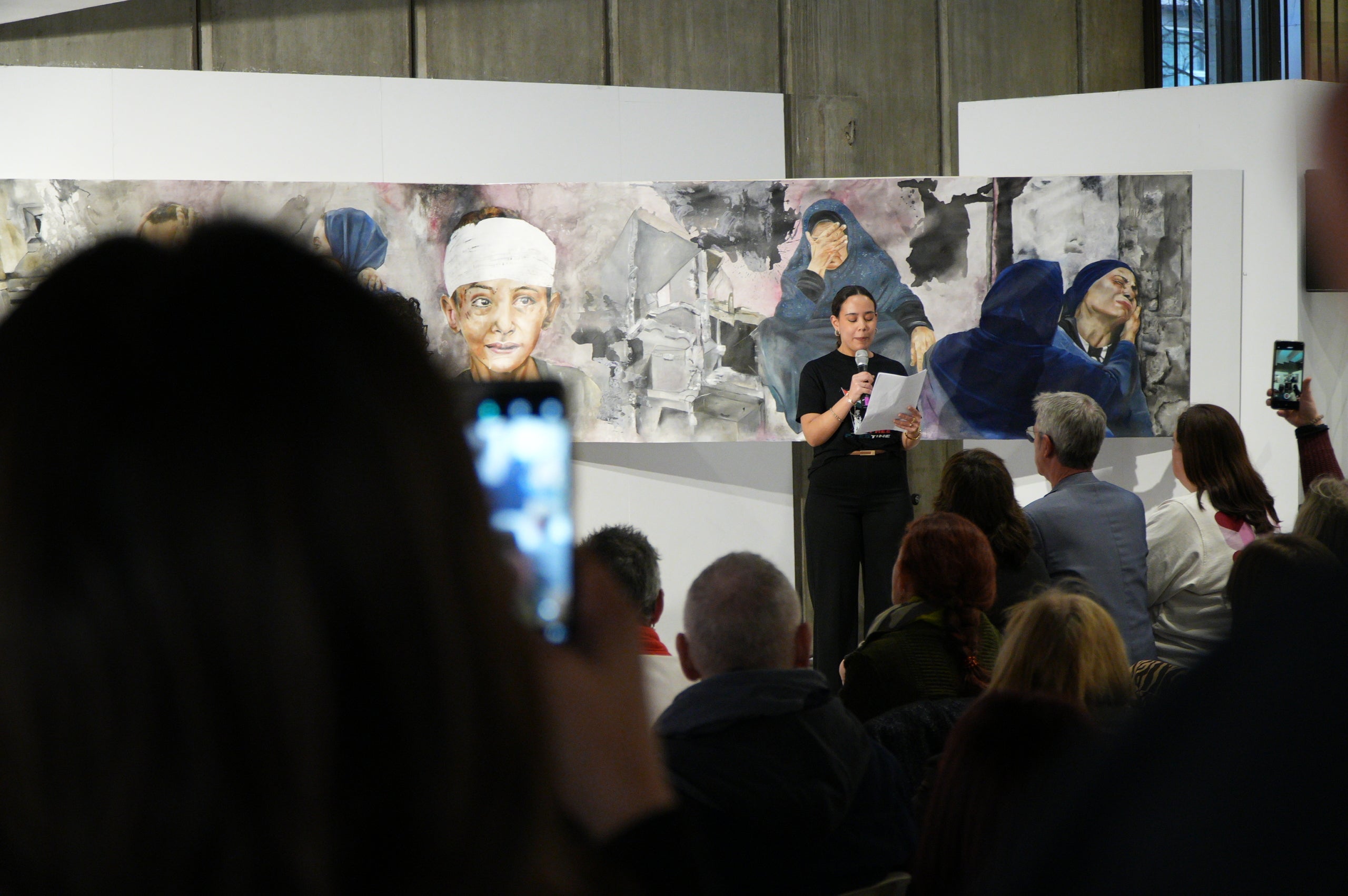 LaFACT ha acollit la presentació se l'obra 'El mural de Gaza. 10 metres pels drets humans', obra de l'artista terrassenca Carmen Valverde. L’acte ha comptat amb la participació de l’autora de l’obra; de les dones de l’associació Raha, que han realitzat la gravació de la instal·lació sonora que acompanya el mural; del poeta madrileny Armando Lozano, autor del poemari Gaza en los cielos; de l’associació Amunt Dona Creant Realitats, que ha realitzat la instal·lació a terra per acompanyar l’obra; la regidora de Polítiques de Gènere, Lluïsa Melgares; i de Jordi Dueso, organitzador de les activitats paral·leles.