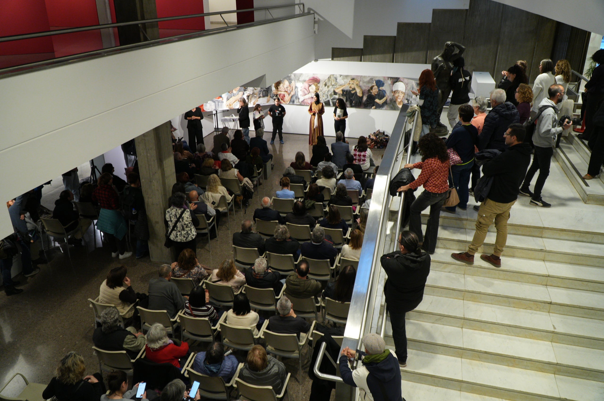 LaFACT ha acollit la presentació se l'obra 'El mural de Gaza. 10 metres pels drets humans', obra de l'artista terrassenca Carmen Valverde. L’acte ha comptat amb la participació de l’autora de l’obra; de les dones de l’associació Raha, que han realitzat la gravació de la instal·lació sonora que acompanya el mural; del poeta madrileny Armando Lozano, autor del poemari Gaza en los cielos; de l’associació Amunt Dona Creant Realitats, que ha realitzat la instal·lació a terra per acompanyar l’obra; la regidora de Polítiques de Gènere, Lluïsa Melgares; i de Jordi Dueso, organitzador de les activitats paral·leles.