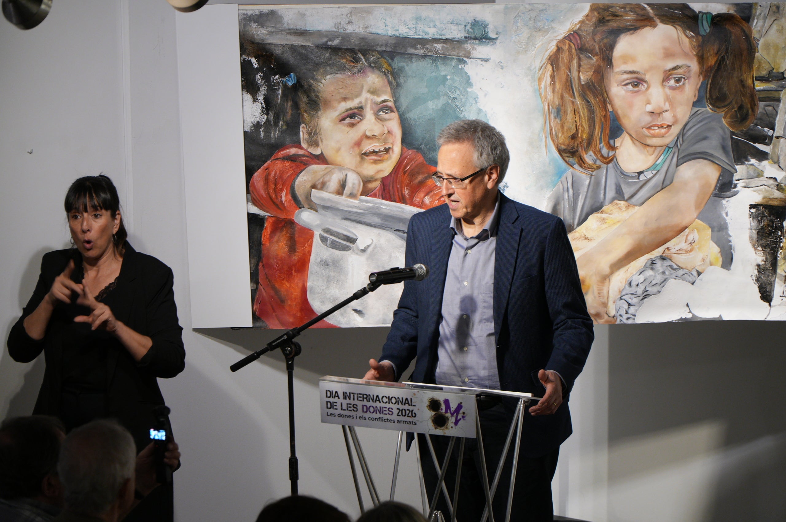 LaFACT ha acollit la presentació se l'obra 'El mural de Gaza. 10 metres pels drets humans', obra de l'artista terrassenca Carmen Valverde. L’acte ha comptat amb la participació de l’autora de l’obra; de les dones de l’associació Raha, que han realitzat la gravació de la instal·lació sonora que acompanya el mural; del poeta madrileny Armando Lozano, autor del poemari Gaza en los cielos; de l’associació Amunt Dona Creant Realitats, que ha realitzat la instal·lació a terra per acompanyar l’obra; la regidora de Polítiques de Gènere, Lluïsa Melgares; i de Jordi Dueso, organitzador de les activitats paral·leles.