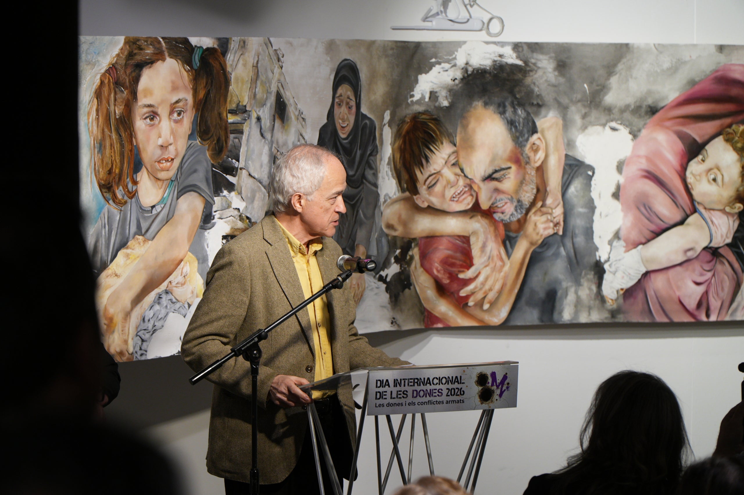 LaFACT ha acollit la presentació se l'obra 'El mural de Gaza. 10 metres pels drets humans', obra de l'artista terrassenca Carmen Valverde. L’acte ha comptat amb la participació de l’autora de l’obra; de les dones de l’associació Raha, que han realitzat la gravació de la instal·lació sonora que acompanya el mural; del poeta madrileny Armando Lozano, autor del poemari Gaza en los cielos; de l’associació Amunt Dona Creant Realitats, que ha realitzat la instal·lació a terra per acompanyar l’obra; la regidora de Polítiques de Gènere, Lluïsa Melgares; i de Jordi Dueso, organitzador de les activitats paral·leles.