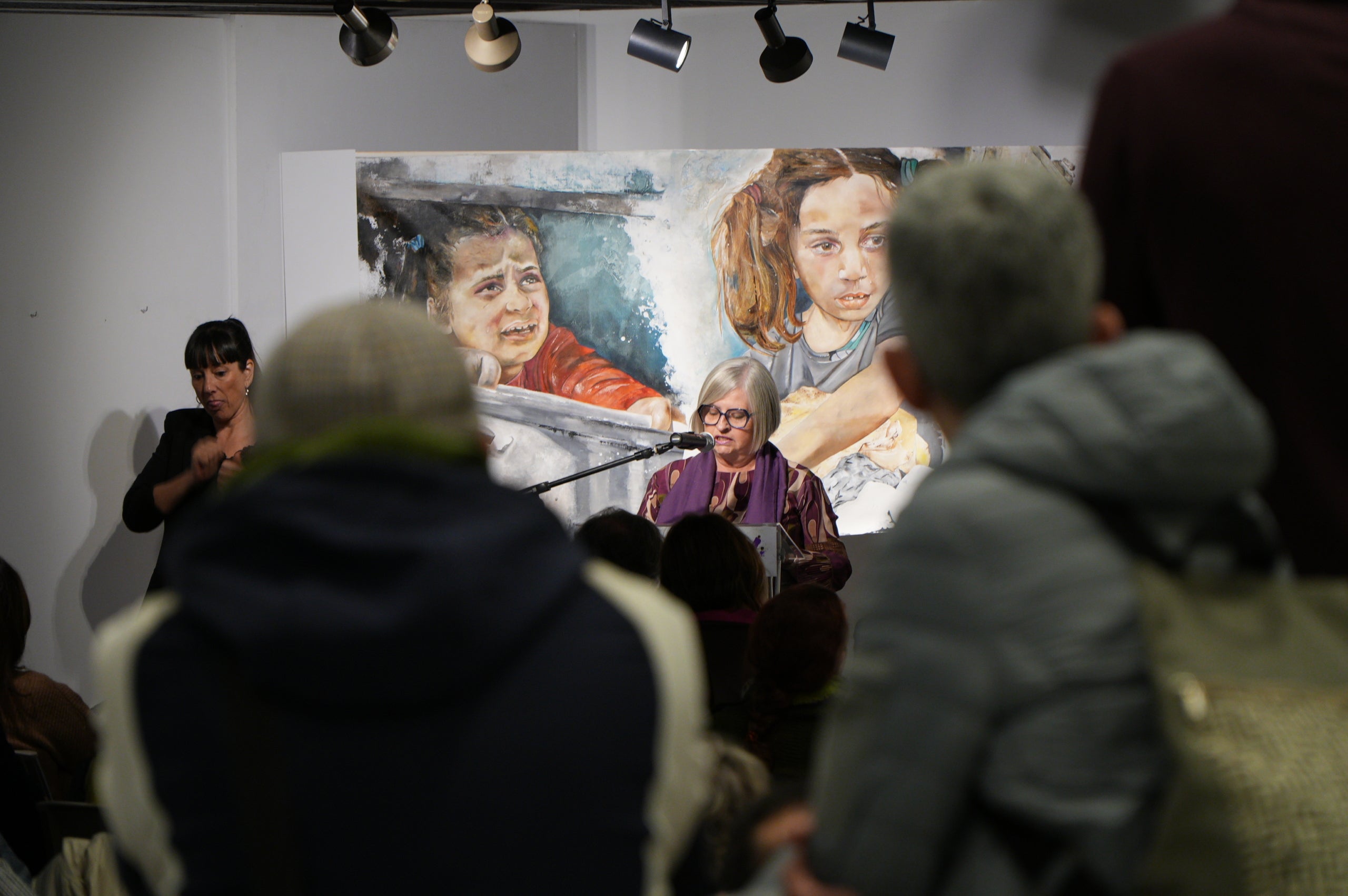 LaFACT ha acollit la presentació se l'obra 'El mural de Gaza. 10 metres pels drets humans', obra de l'artista terrassenca Carmen Valverde. L’acte ha comptat amb la participació de l’autora de l’obra; de les dones de l’associació Raha, que han realitzat la gravació de la instal·lació sonora que acompanya el mural; del poeta madrileny Armando Lozano, autor del poemari Gaza en los cielos; de l’associació Amunt Dona Creant Realitats, que ha realitzat la instal·lació a terra per acompanyar l’obra; la regidora de Polítiques de Gènere, Lluïsa Melgares; i de Jordi Dueso, organitzador de les activitats paral·leles.