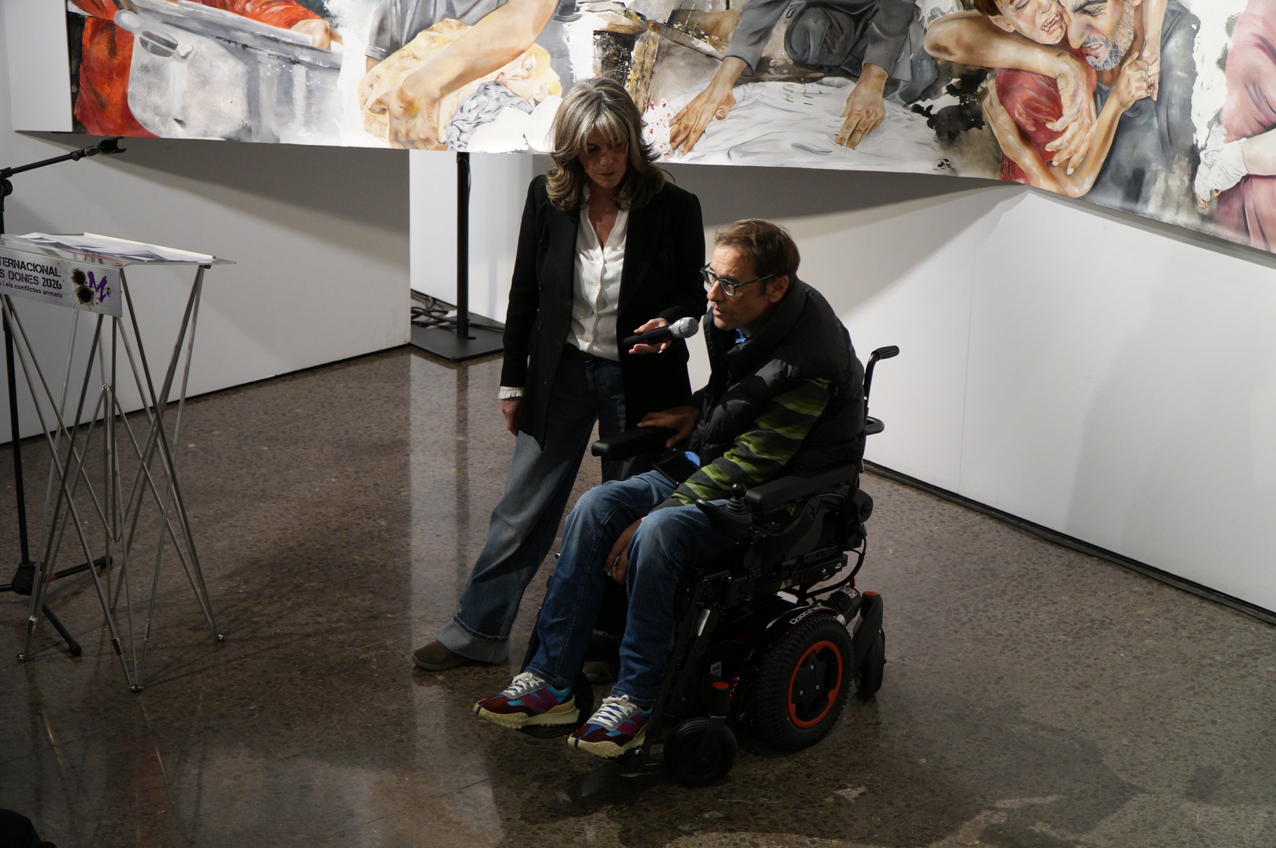 LaFACT ha acollit la presentació se l'obra 'El mural de Gaza. 10 metres pels drets humans', obra de l'artista terrassenca Carmen Valverde. L’acte ha comptat amb la participació de l’autora de l’obra; de les dones de l’associació Raha, que han realitzat la gravació de la instal·lació sonora que acompanya el mural; del poeta madrileny Armando Lozano, autor del poemari Gaza en los cielos; de l’associació Amunt Dona Creant Realitats, que ha realitzat la instal·lació a terra per acompanyar l’obra; la regidora de Polítiques de Gènere, Lluïsa Melgares; i de Jordi Dueso, organitzador de les activitats paral·leles.