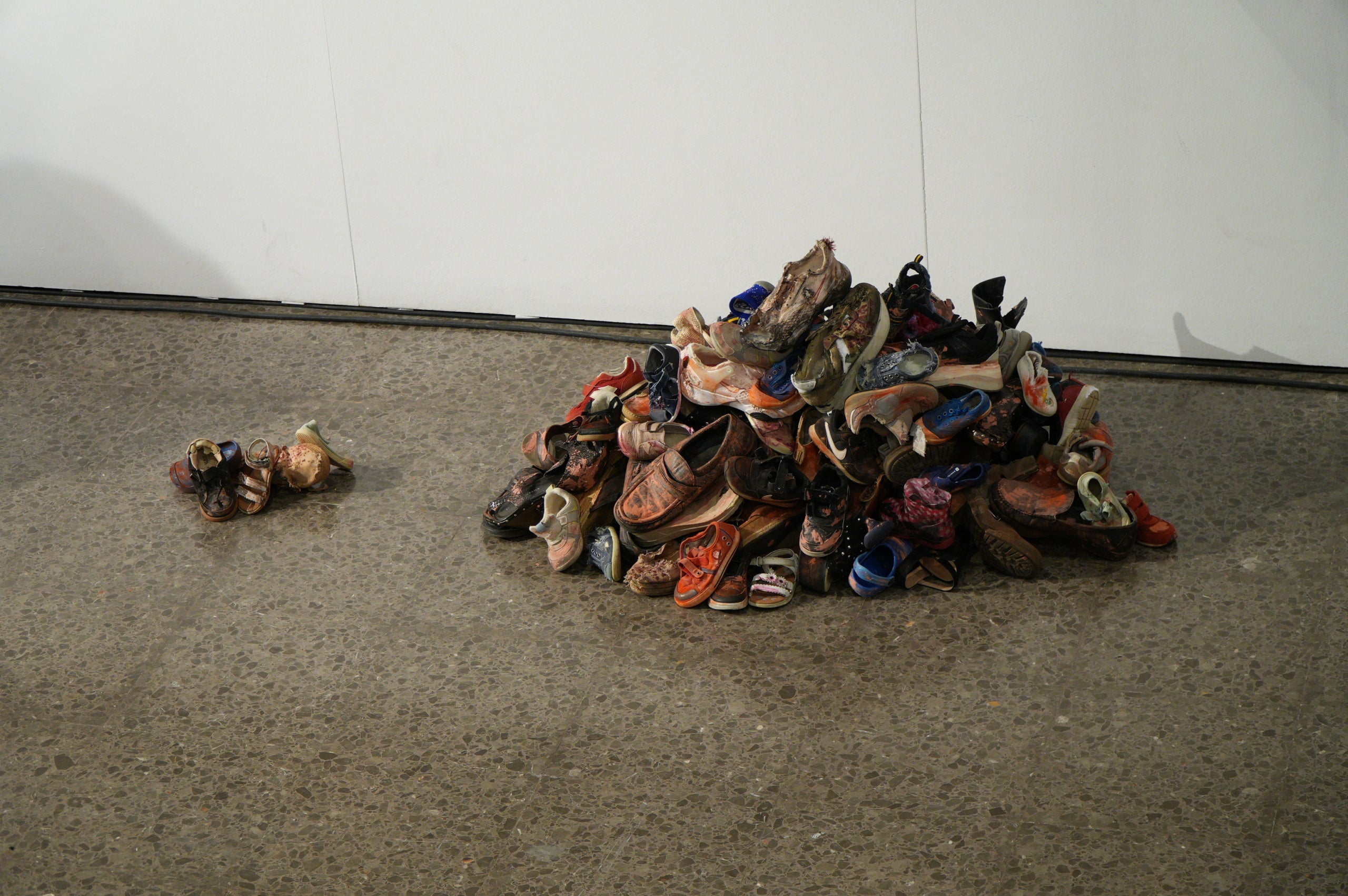 LaFACT ha acollit la presentació se l'obra 'El mural de Gaza. 10 metres pels drets humans', obra de l'artista terrassenca Carmen Valverde. L’acte ha comptat amb la participació de l’autora de l’obra; de les dones de l’associació Raha, que han realitzat la gravació de la instal·lació sonora que acompanya el mural; del poeta madrileny Armando Lozano, autor del poemari Gaza en los cielos; de l’associació Amunt Dona Creant Realitats, que ha realitzat la instal·lació a terra per acompanyar l’obra; la regidora de Polítiques de Gènere, Lluïsa Melgares; i de Jordi Dueso, organitzador de les activitats paral·leles.