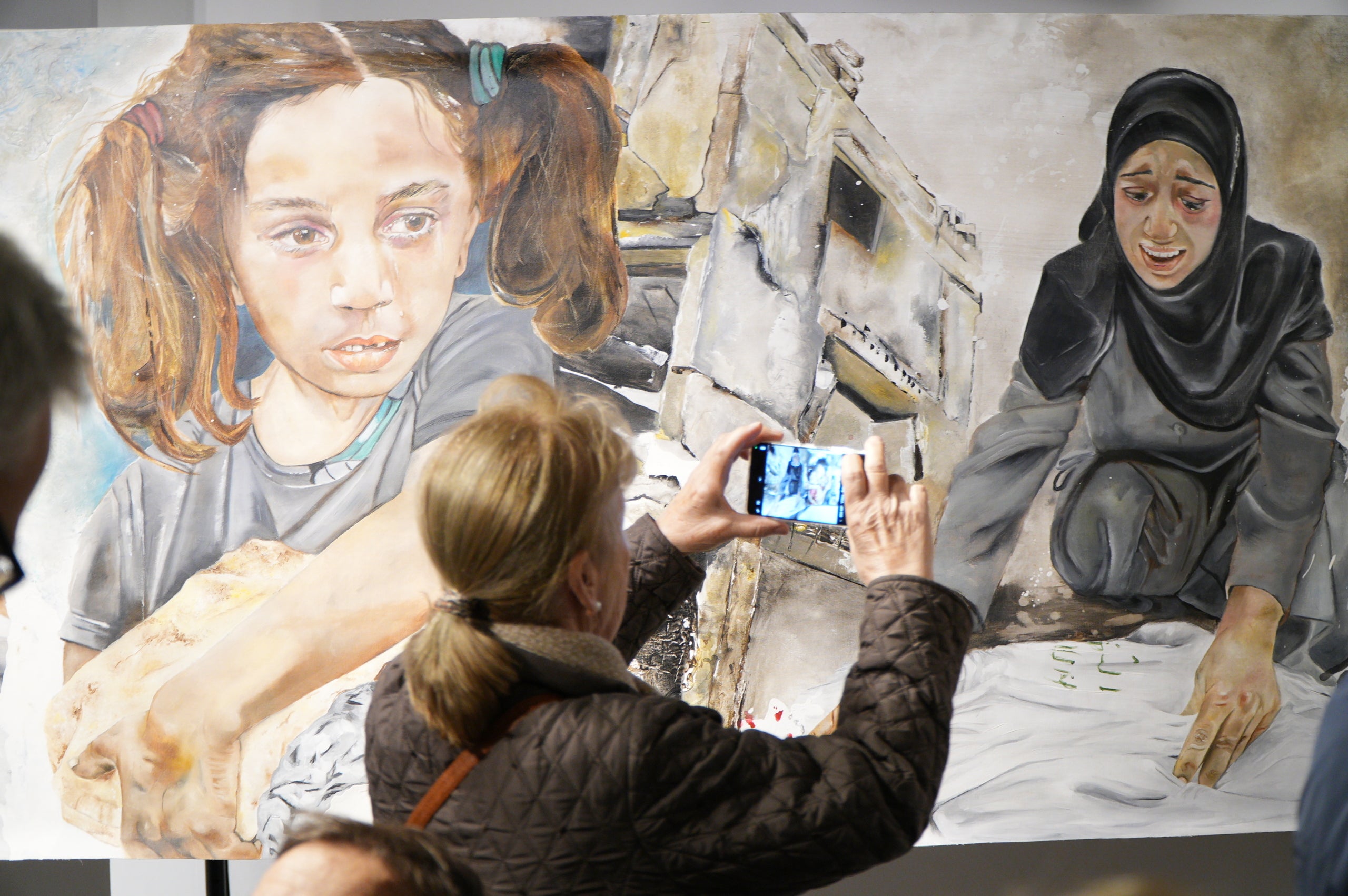 LaFACT ha acollit la presentació se l'obra 'El mural de Gaza. 10 metres pels drets humans', obra de l'artista terrassenca Carmen Valverde. L’acte ha comptat amb la participació de l’autora de l’obra; de les dones de l’associació Raha, que han realitzat la gravació de la instal·lació sonora que acompanya el mural; del poeta madrileny Armando Lozano, autor del poemari Gaza en los cielos; de l’associació Amunt Dona Creant Realitats, que ha realitzat la instal·lació a terra per acompanyar l’obra; la regidora de Polítiques de Gènere, Lluïsa Melgares; i de Jordi Dueso, organitzador de les activitats paral·leles.