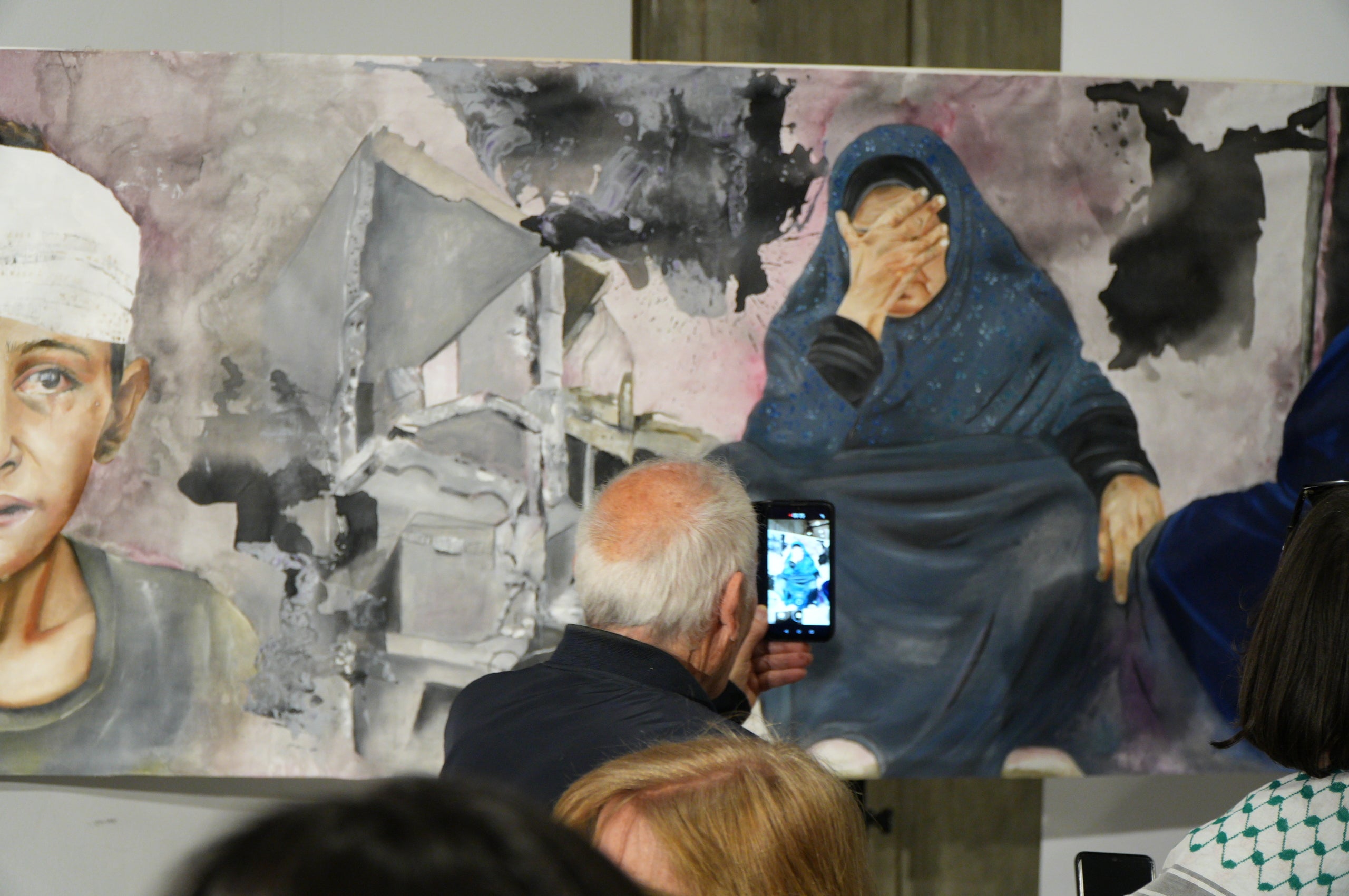 LaFACT ha acollit la presentació se l'obra 'El mural de Gaza. 10 metres pels drets humans', obra de l'artista terrassenca Carmen Valverde. L’acte ha comptat amb la participació de l’autora de l’obra; de les dones de l’associació Raha, que han realitzat la gravació de la instal·lació sonora que acompanya el mural; del poeta madrileny Armando Lozano, autor del poemari Gaza en los cielos; de l’associació Amunt Dona Creant Realitats, que ha realitzat la instal·lació a terra per acompanyar l’obra; la regidora de Polítiques de Gènere, Lluïsa Melgares; i de Jordi Dueso, organitzador de les activitats paral·leles.