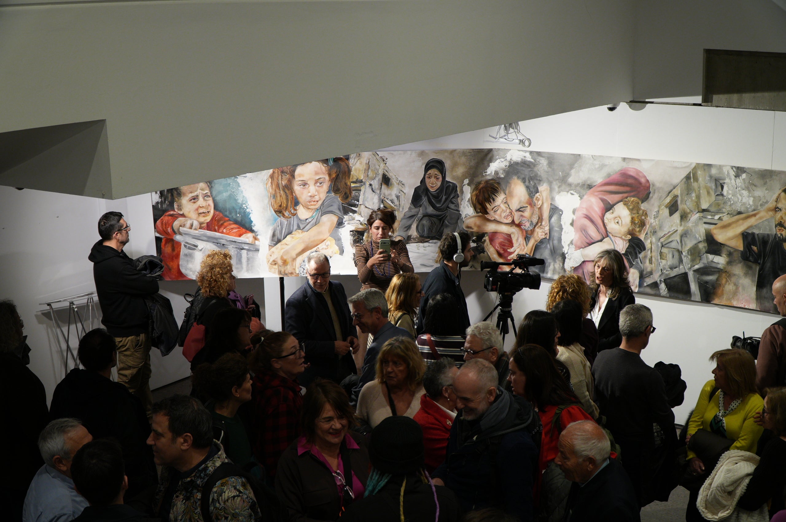 LaFACT ha acollit la presentació se l'obra 'El mural de Gaza. 10 metres pels drets humans', obra de l'artista terrassenca Carmen Valverde. L’acte ha comptat amb la participació de l’autora de l’obra; de les dones de l’associació Raha, que han realitzat la gravació de la instal·lació sonora que acompanya el mural; del poeta madrileny Armando Lozano, autor del poemari Gaza en los cielos; de l’associació Amunt Dona Creant Realitats, que ha realitzat la instal·lació a terra per acompanyar l’obra; la regidora de Polítiques de Gènere, Lluïsa Melgares; i de Jordi Dueso, organitzador de les activitats paral·leles.