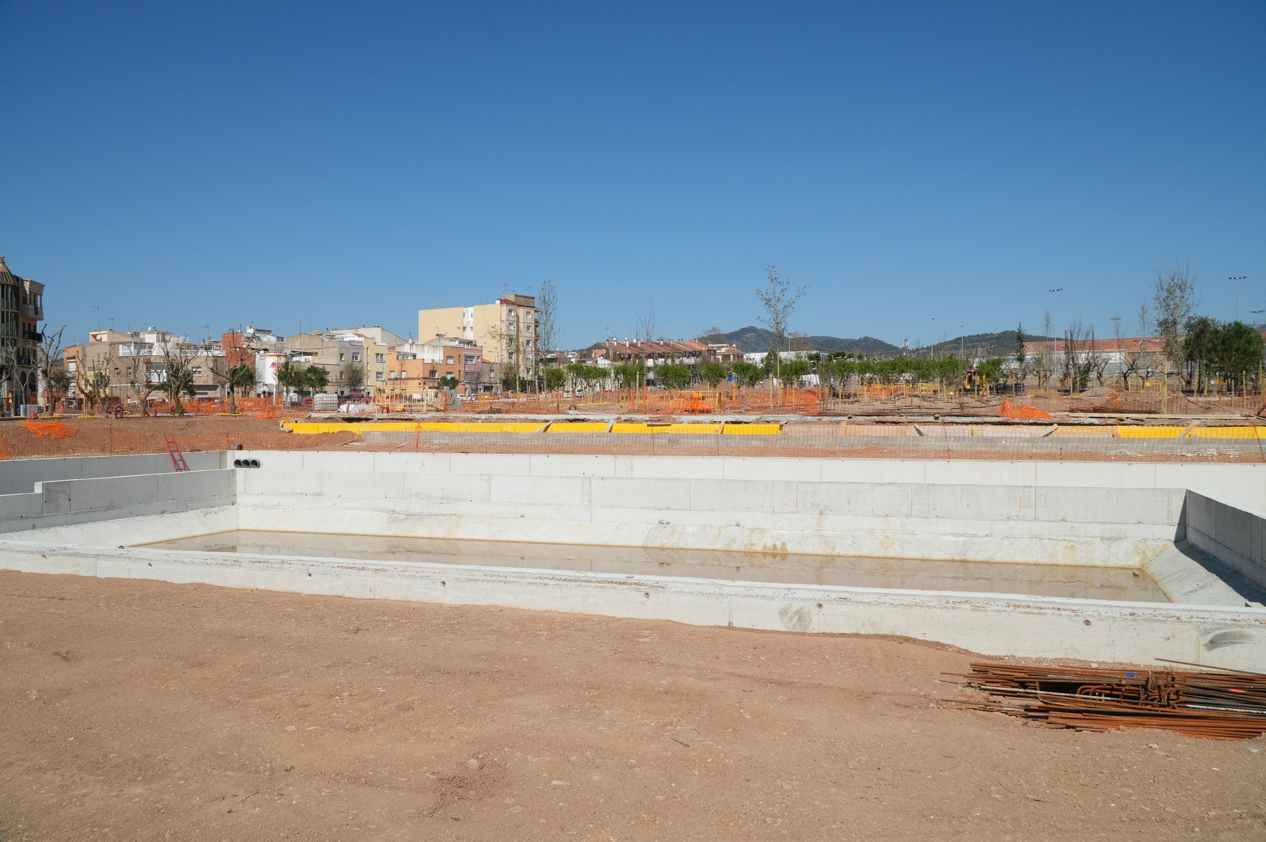 El Parc de la República encara els últims mesos d’obres. El govern municipal ha anunciat que té previst que el nou pulmó verd de la ciutat es pugui inaugurar aquest estiu. En aquesta tercera fase, s’estan fent les diferents plataformes que conformen el parc de Sant Pere Nord, els camins longitudinals nord-sud, la bassa de reg, els paviments, la jardineria i altres elements. La proposta arquitectònica vol recuperar la identitat del passat d'aquest espai públic valorant l'àmbit rural i de gestió de l'aigua, i inclourà quatre espais de jocs infantils, zona enjardinada i un hort urbà.