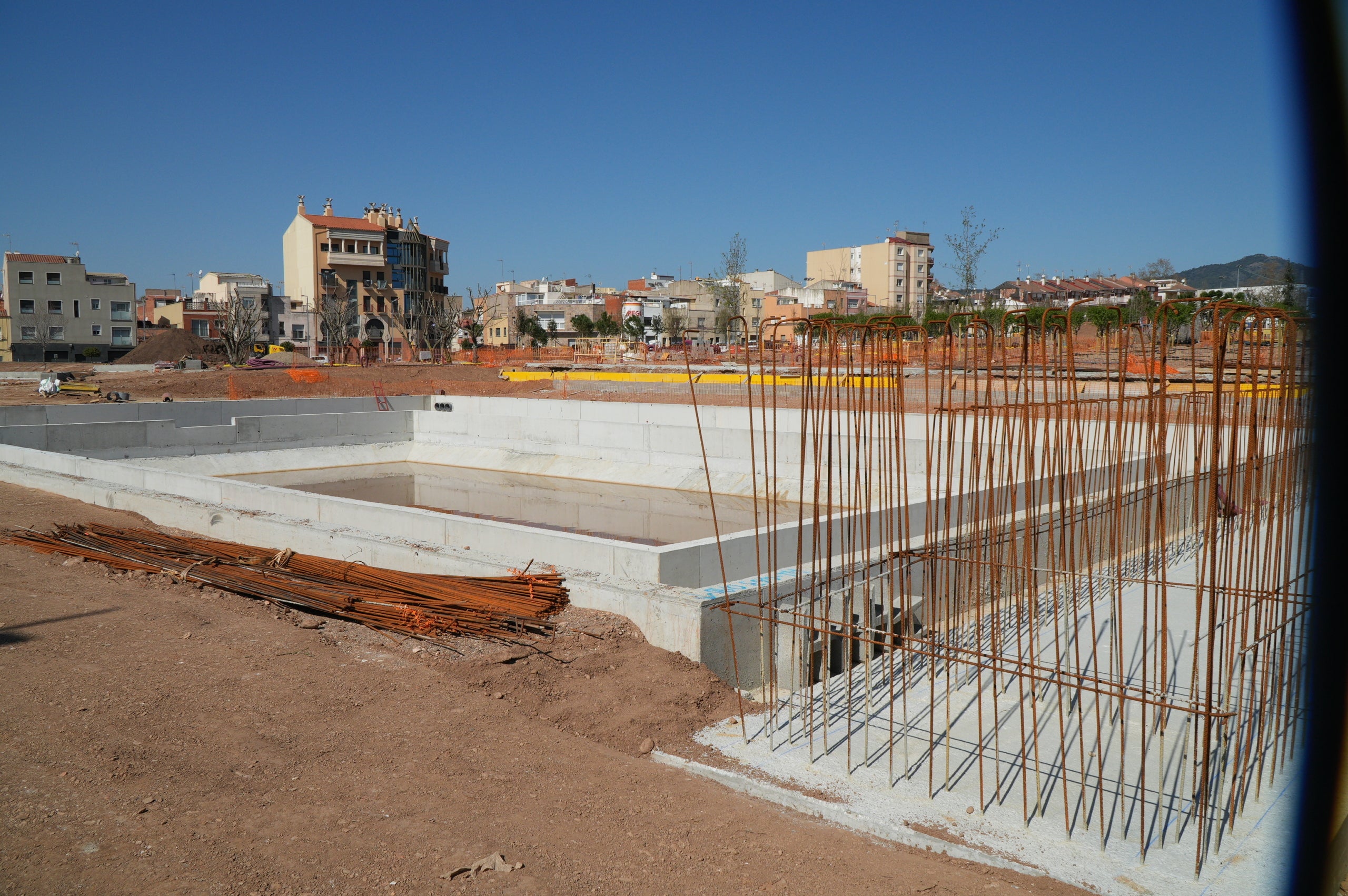 El Parc de la República encara els últims mesos d’obres. El govern municipal ha anunciat que té previst que el nou pulmó verd de la ciutat es pugui inaugurar aquest estiu. En aquesta tercera fase, s’estan fent les diferents plataformes que conformen el parc de Sant Pere Nord, els camins longitudinals nord-sud, la bassa de reg, els paviments, la jardineria i altres elements. La proposta arquitectònica vol recuperar la identitat del passat d'aquest espai públic valorant l'àmbit rural i de gestió de l'aigua, i inclourà quatre espais de jocs infantils, zona enjardinada i un hort urbà.