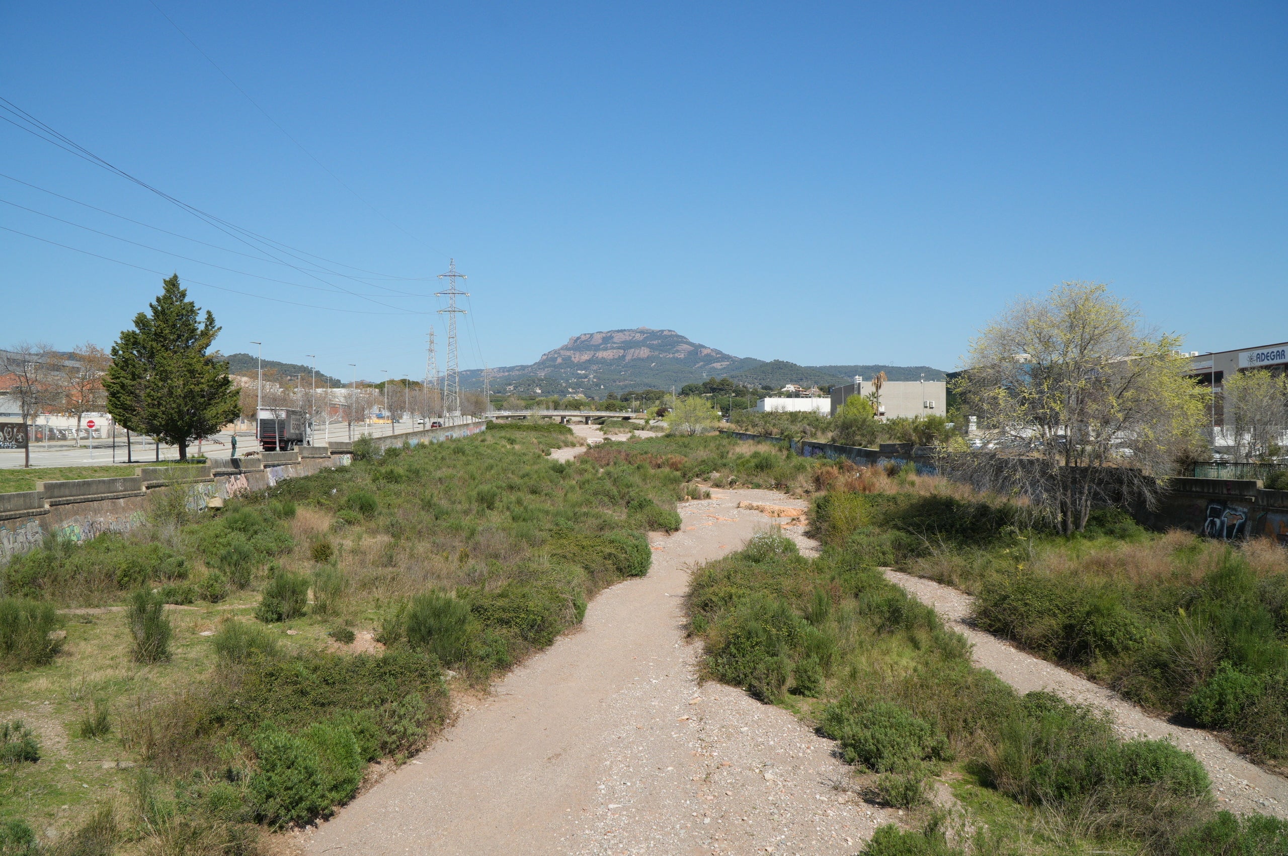 Riera de les Arenes a Terrassa amb vistes al Parc Natural de Sant Llorenç i La Mola | Jan Romero