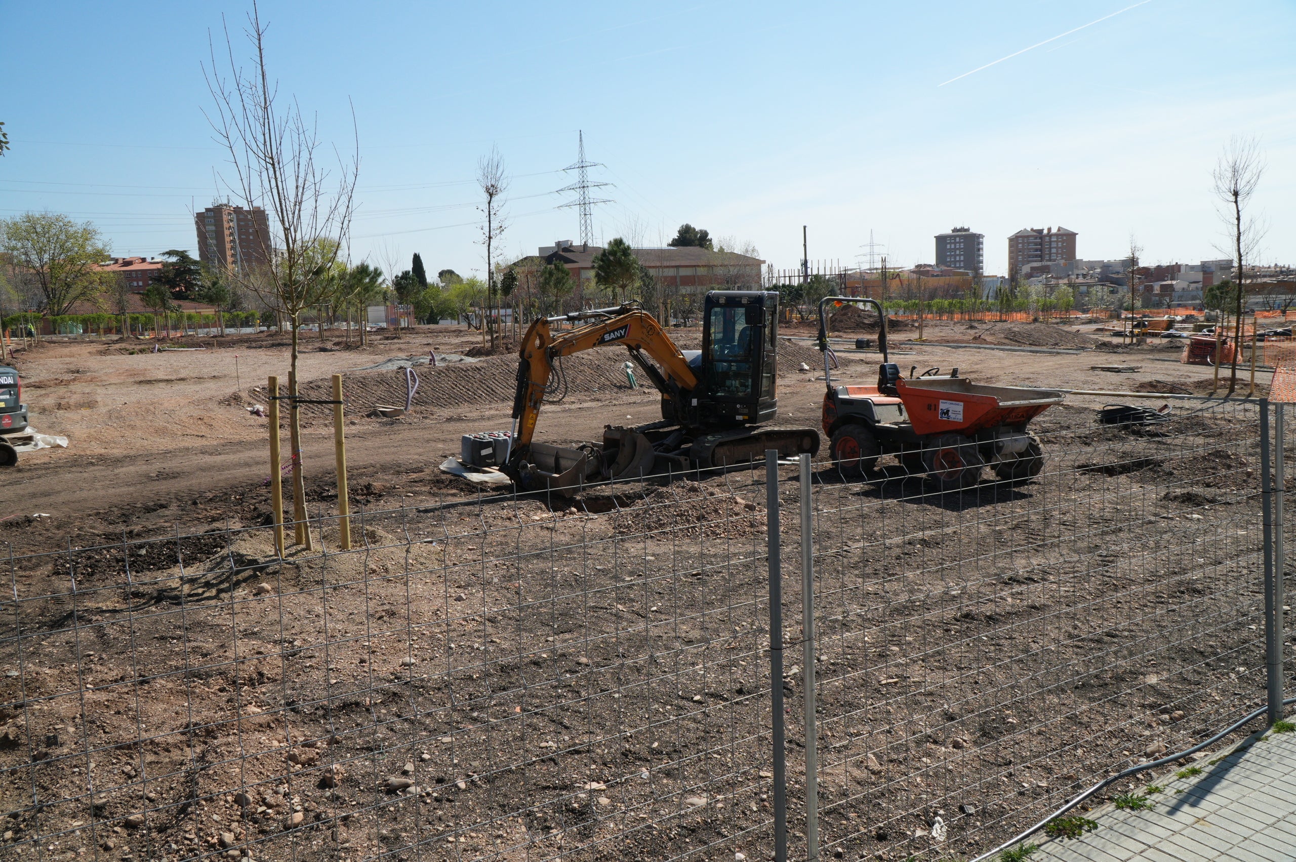 El Parc de la República encara els últims mesos d’obres. El govern municipal ha anunciat que té previst que el nou pulmó verd de la ciutat es pugui inaugurar aquest estiu. En aquesta tercera fase, s’estan fent les diferents plataformes que conformen el parc de Sant Pere Nord, els camins longitudinals nord-sud, la bassa de reg, els paviments, la jardineria i altres elements. La proposta arquitectònica vol recuperar la identitat del passat d'aquest espai públic valorant l'àmbit rural i de gestió de l'aigua, i inclourà quatre espais de jocs infantils, zona enjardinada i un hort urbà.
