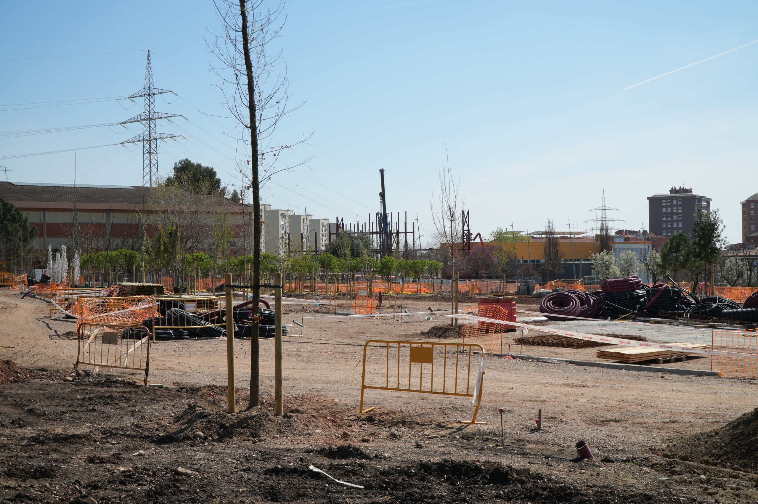 El Parc de la República encara els últims mesos d’obres. El govern municipal ha anunciat que té previst que el nou pulmó verd de la ciutat es pugui inaugurar aquest estiu. En aquesta tercera fase, s’estan fent les diferents plataformes que conformen el parc de Sant Pere Nord, els camins longitudinals nord-sud, la bassa de reg, els paviments, la jardineria i altres elements. La proposta arquitectònica vol recuperar la identitat del passat d'aquest espai públic valorant l'àmbit rural i de gestió de l'aigua, i inclourà quatre espais de jocs infantils, zona enjardinada i un hort urbà.
