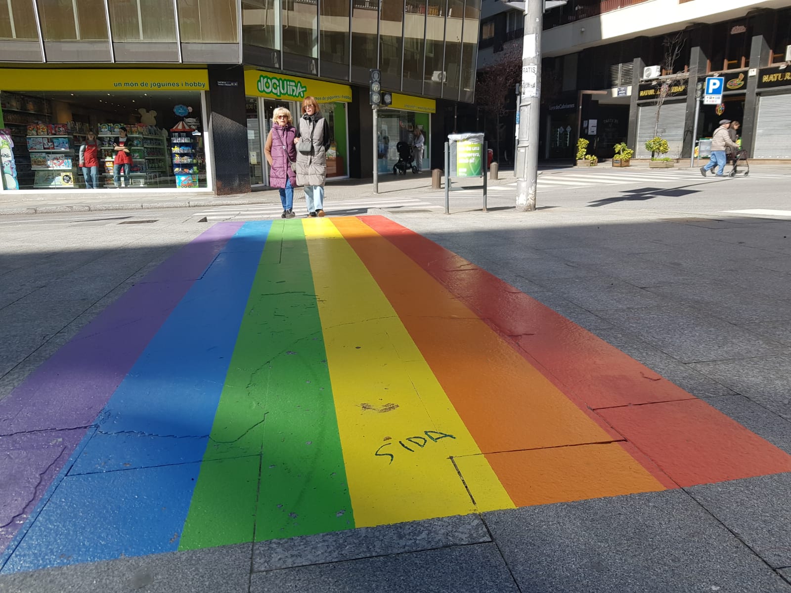 Pas de vianants irisat a la Rambla d'Ègara de Terrassa amb una pintada homòfoba | Lluïsa Tarrida