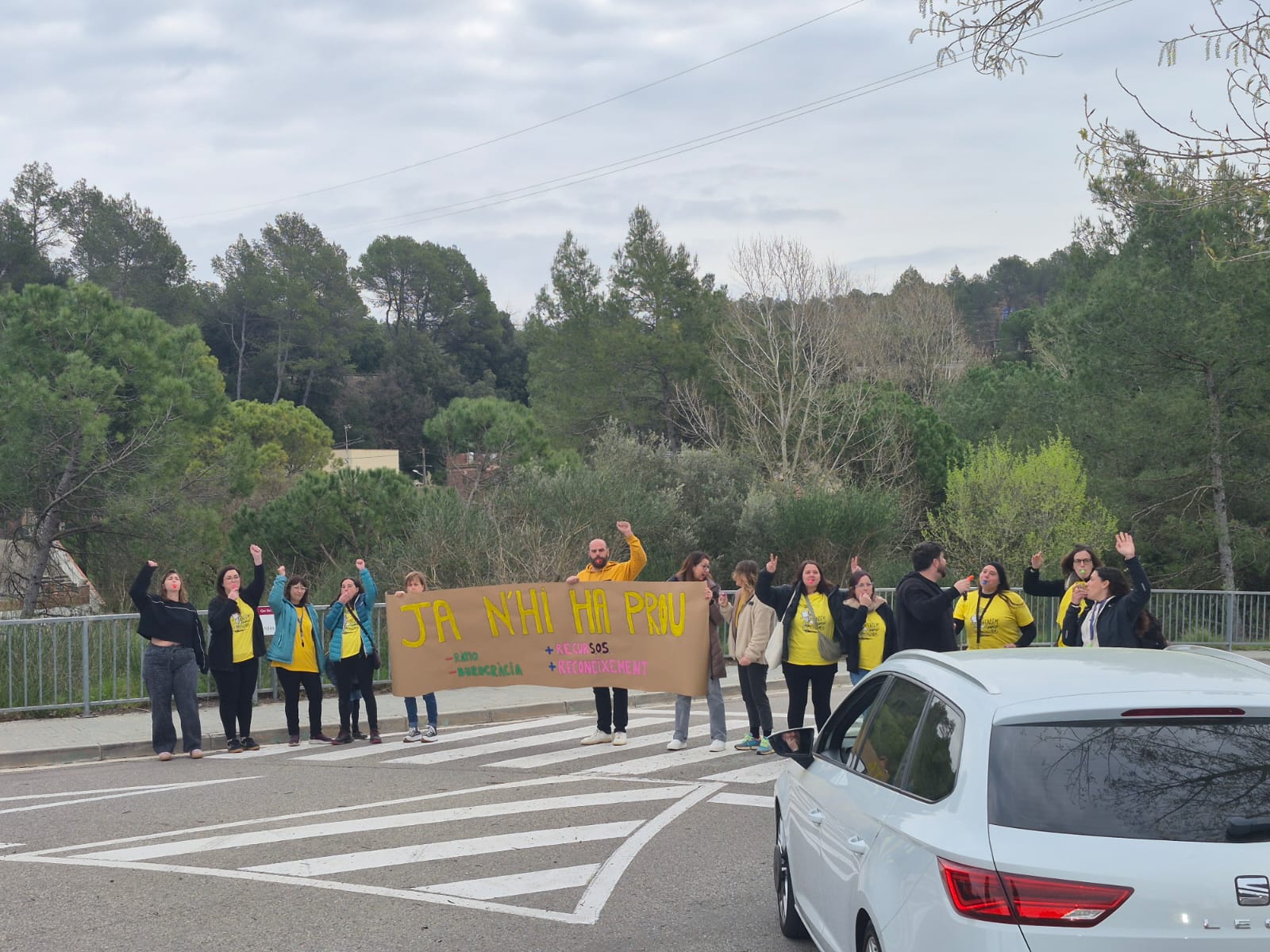 Docents de l'escola Font de l'Orpina han fet una marxa lenta de protesta | Cedida