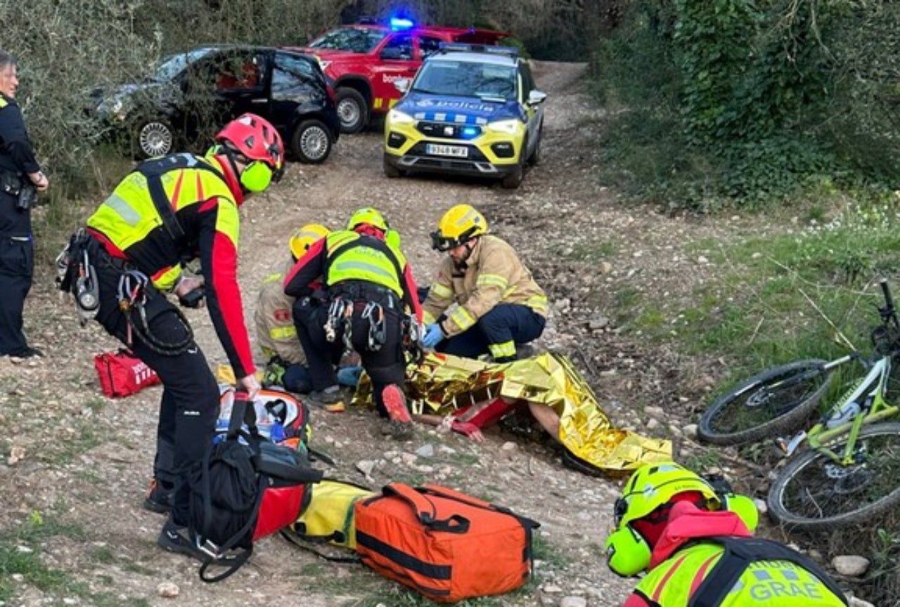Actuació dels serveis d'emergència a un ciclista ferit | Aj. Viladecavalls