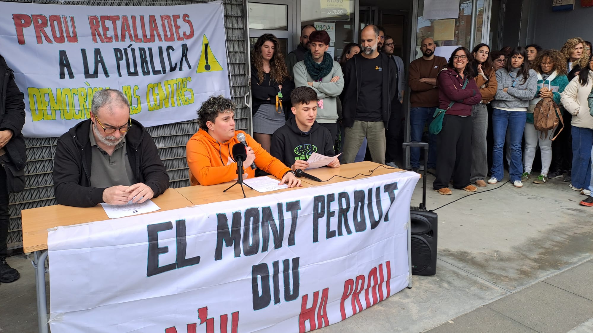 Roda de premsa de l'Assemblea de Docents de l'Institut Mont Perdut, juntament amb representants de l'alumnat i de la Pepeta | Oriol Manrique

