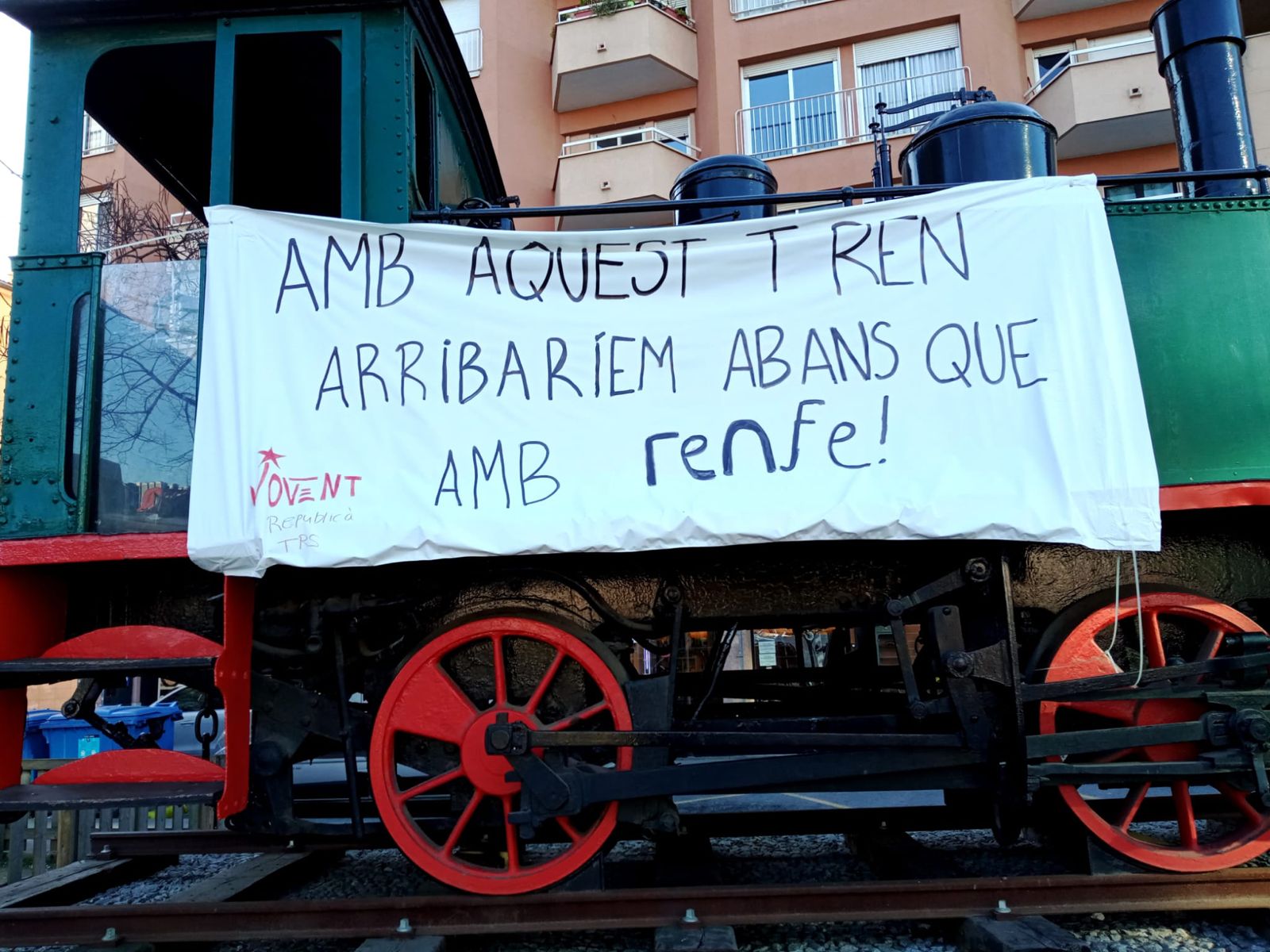 Pancarta crítica al servei de Rodalies penjada a la màquina de tren de la Rambla | Ramon Navarro
