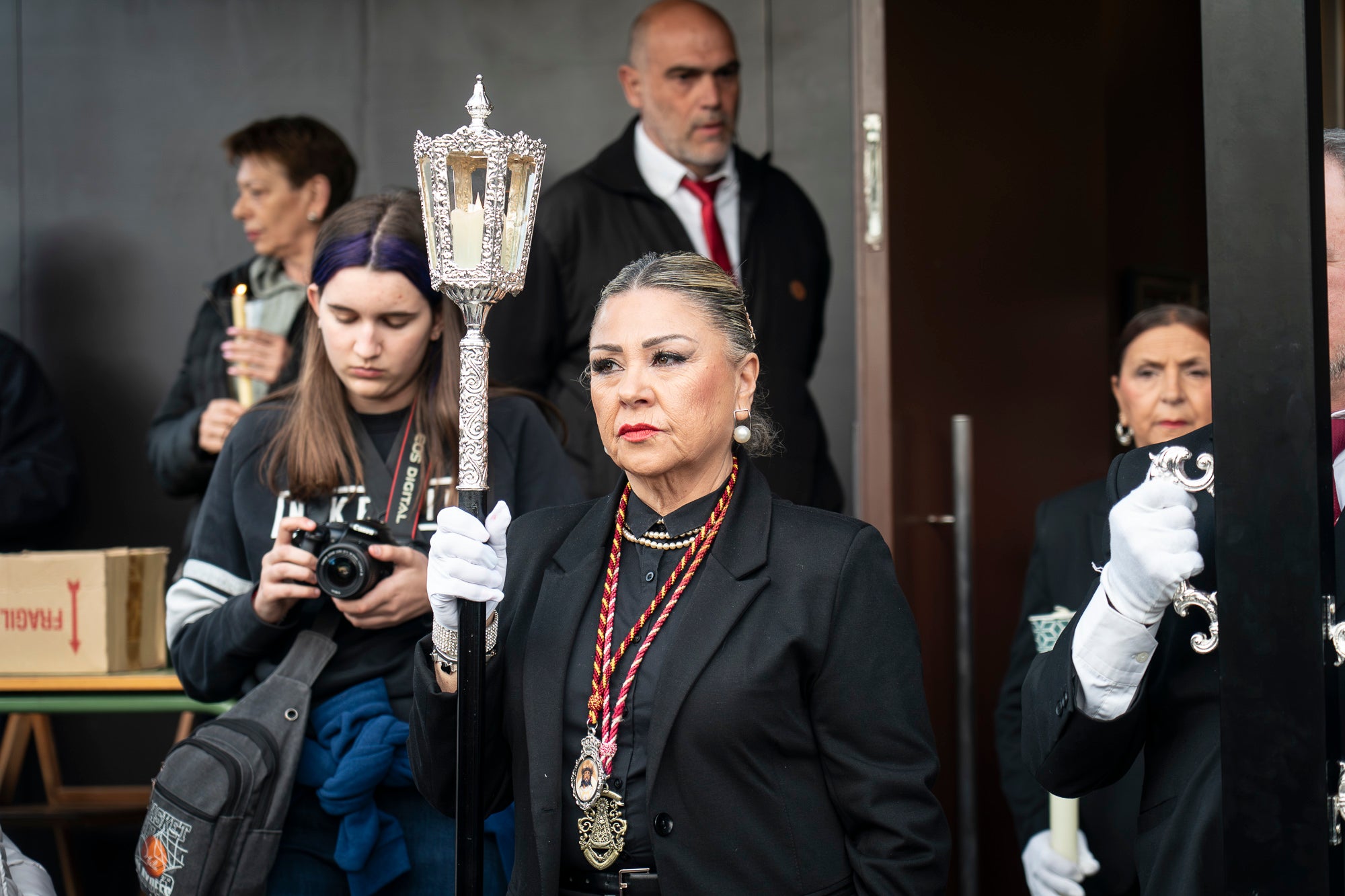 Com és tradició, aquest Dijous Sant el barri de les Arenes ha acollit la Procesión del Encuentro. La jornada ha comptat amb la participació de les confraries Hermandad Jesús Cautivo y María Santísima de las Arenas; Hermandad Nuestro Padre Jesús Nazareno y Virgen de los Dolores de Terrassa; i Cofradía Virgen de las Angustias de Terrassa del Centro Andaluz de Nueva Carteya | Mireia Comas