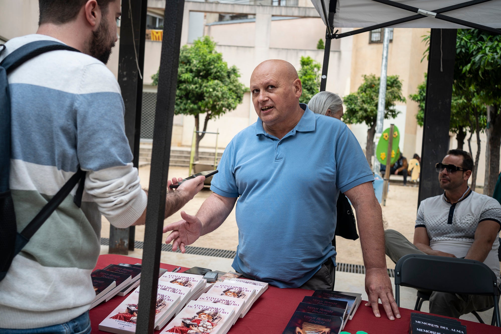El dia ha acompanyat i els terrassencs han envaït des de bon matí i fins ben entrat el vespre els carrers del Centre de la ciutat. Més de 300 parades de llibres i roses, en un mix entre professionals i entitats, han rebut la visita -i moltes mirades- dels milers d’egarencs que han gaudit de valent d’una Diada de Sant Jordi de les més multitudinàries. La cultura popular ha pogut lluir-se, però també han rebut un càlid reconeixement els autors locals que han pogut conversar amb els seus lectors i signar una bona pila de llibres. 