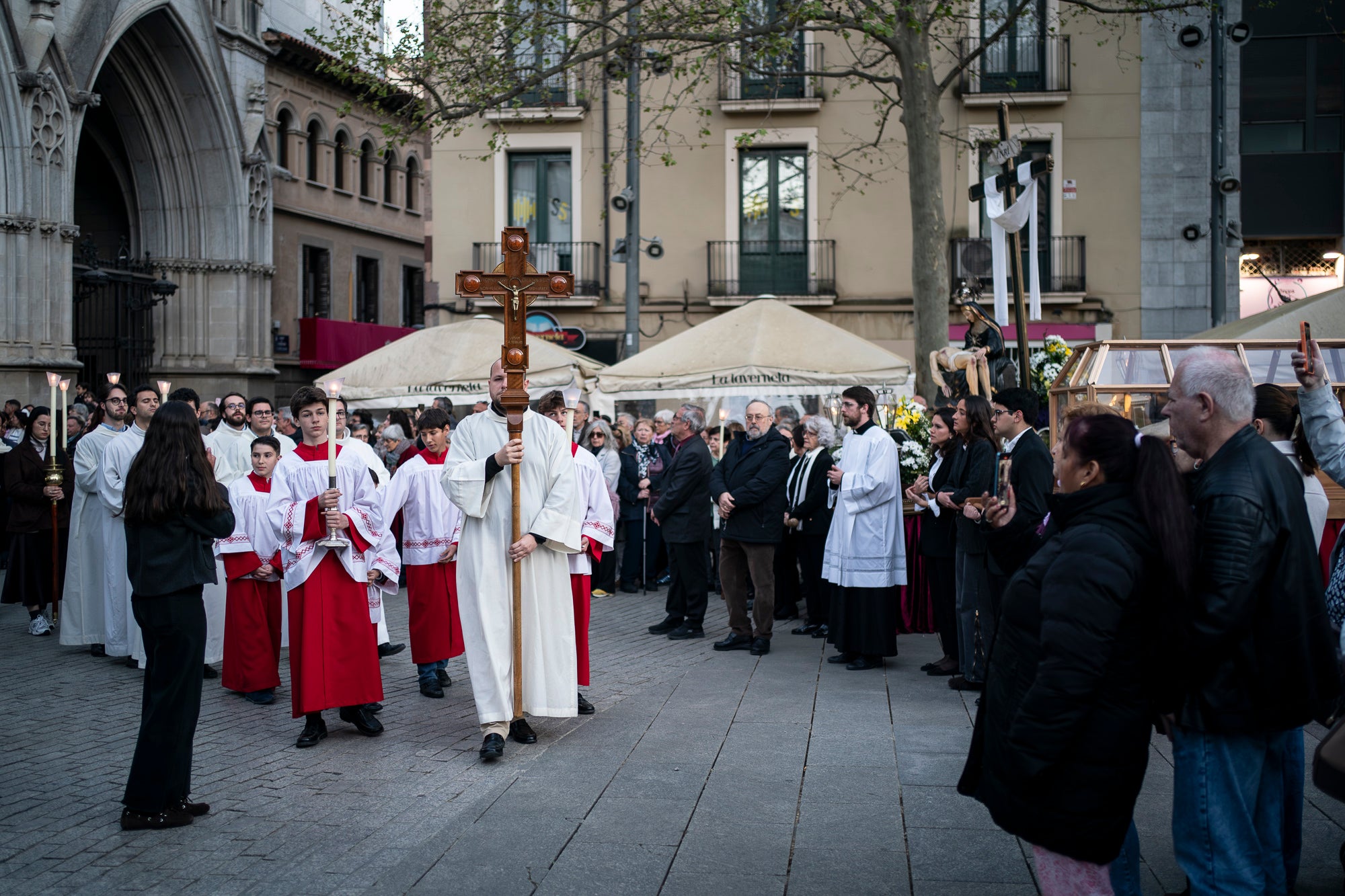 Aquest Divendres Sant, 3 d'abril, ha tingut lloc a les 20 hores a la Catedral del Sant Esperit el Via Crucis | Mireia Comas