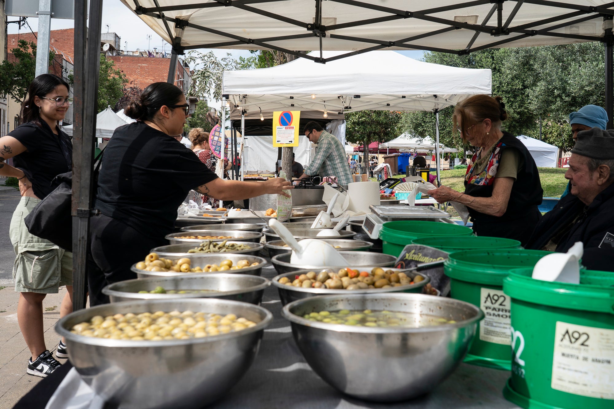 L'onzena Fira de l'Oliva de Ca n'Anglada va celebrar aquest dissabte una jornada completa al voltant de la plaça del barri on el protagonista era, evidentment, el producte derivat de l'arbre indispensable per a la bona gastronomia en les seves versions més artesanals. Hi va haver nombroses parades de productors, entitats i comerços, visites guiades a la masia propera, tallers d'olis aromàtics i el tradicional concurs de llançament de pinyol amb la boca. I, simultàniament, actuacions musicals a càrrec de l'Agrupación San José i el Coro Nazareno o el duo de pop Lua Cheia, entre altres. Alhora, la Ruta de la Tapa per deu bars i restaurants de Ca n'Anglada continua encara fins a aquest diumenge | Mireia Comas