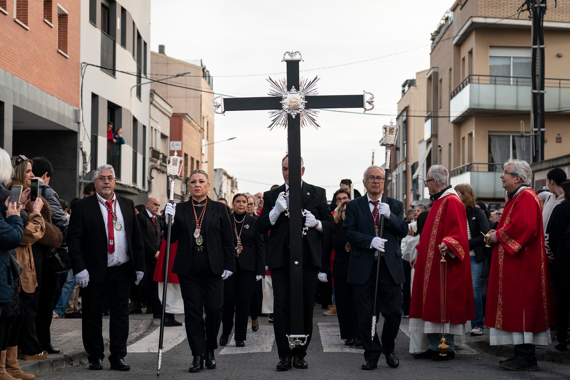 Com és tradició, aquest Dijous Sant el barri de les Arenes ha acollit la Procesión del Encuentro. La jornada ha comptat amb la participació de les confraries Hermandad Jesús Cautivo y María Santísima de las Arenas; Hermandad Nuestro Padre Jesús Nazareno y Virgen de los Dolores de Terrassa; i Cofradía Virgen de las Angustias de Terrassa del Centro Andaluz de Nueva Carteya | Mireia Comas