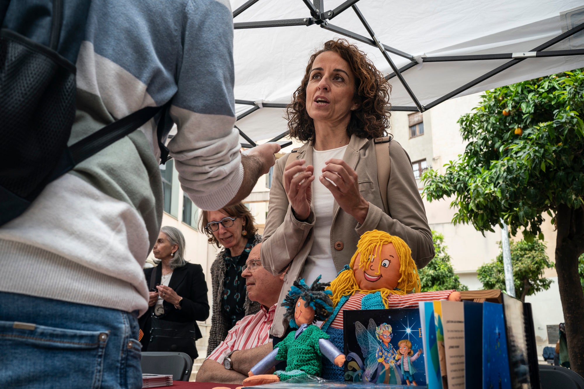 El dia ha acompanyat i els terrassencs han envaït des de bon matí i fins ben entrat el vespre els carrers del Centre de la ciutat. Més de 300 parades de llibres i roses, en un mix entre professionals i entitats, han rebut la visita -i moltes mirades- dels milers d’egarencs que han gaudit de valent d’una Diada de Sant Jordi de les més multitudinàries. La cultura popular ha pogut lluir-se, però també han rebut un càlid reconeixement els autors locals que han pogut conversar amb els seus lectors i signar una bona pila de llibres. 