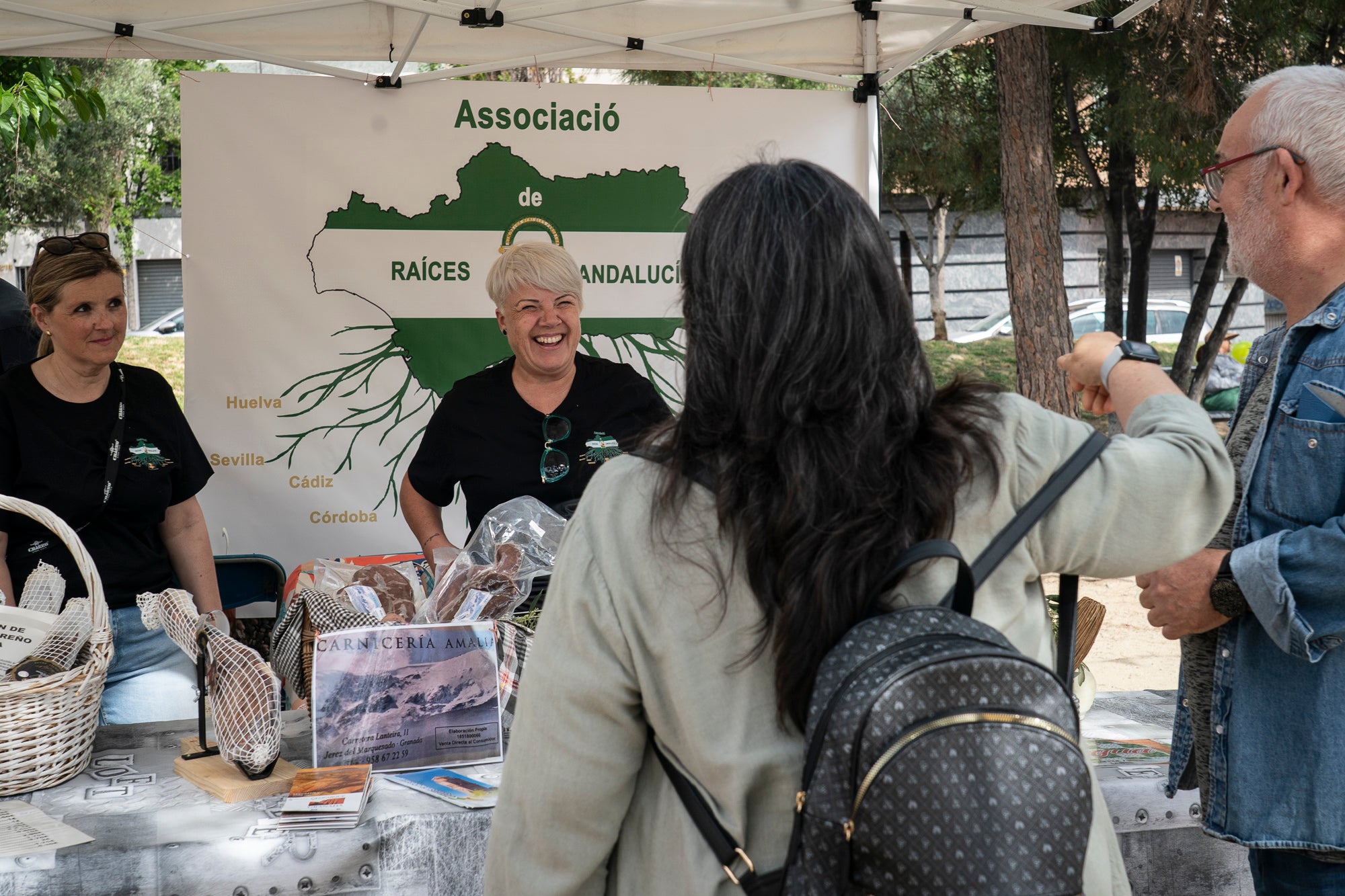 L'onzena Fira de l'Oliva de Ca n'Anglada va celebrar aquest dissabte una jornada completa al voltant de la plaça del barri on el protagonista era, evidentment, el producte derivat de l'arbre indispensable per a la bona gastronomia en les seves versions més artesanals. Hi va haver nombroses parades de productors, entitats i comerços, visites guiades a la masia propera, tallers d'olis aromàtics i el tradicional concurs de llançament de pinyol amb la boca. I, simultàniament, actuacions musicals a càrrec de l'Agrupación San José i el Coro Nazareno o el duo de pop Lua Cheia, entre altres. Alhora, la Ruta de la Tapa per deu bars i restaurants de Ca n'Anglada continua encara fins a aquest diumenge | Mireia Comas