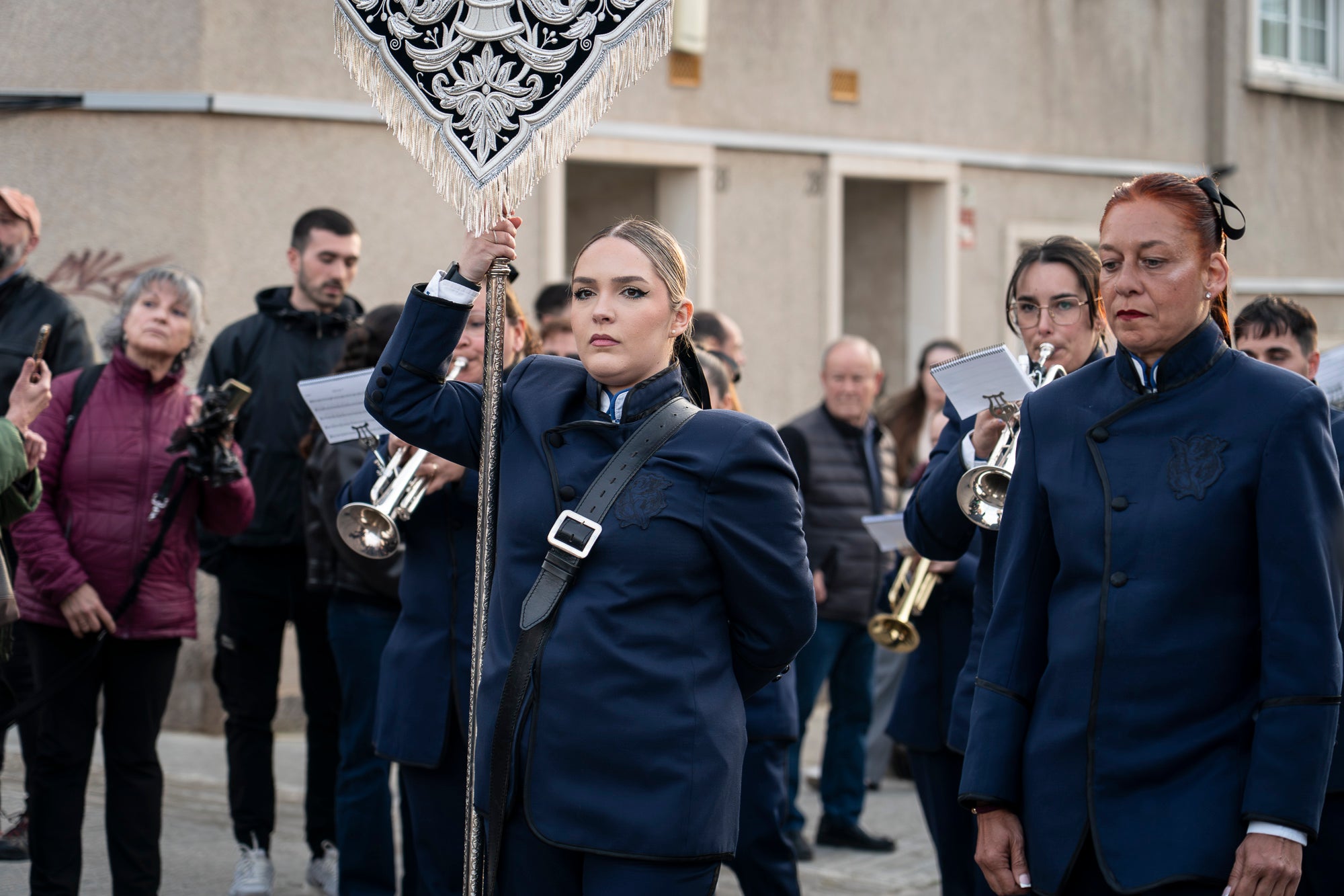 Com és tradició, aquest Dijous Sant el barri de les Arenes ha acollit la Procesión del Encuentro. La jornada ha comptat amb la participació de les confraries Hermandad Jesús Cautivo y María Santísima de las Arenas; Hermandad Nuestro Padre Jesús Nazareno y Virgen de los Dolores de Terrassa; i Cofradía Virgen de las Angustias de Terrassa del Centro Andaluz de Nueva Carteya | Mireia Comas
