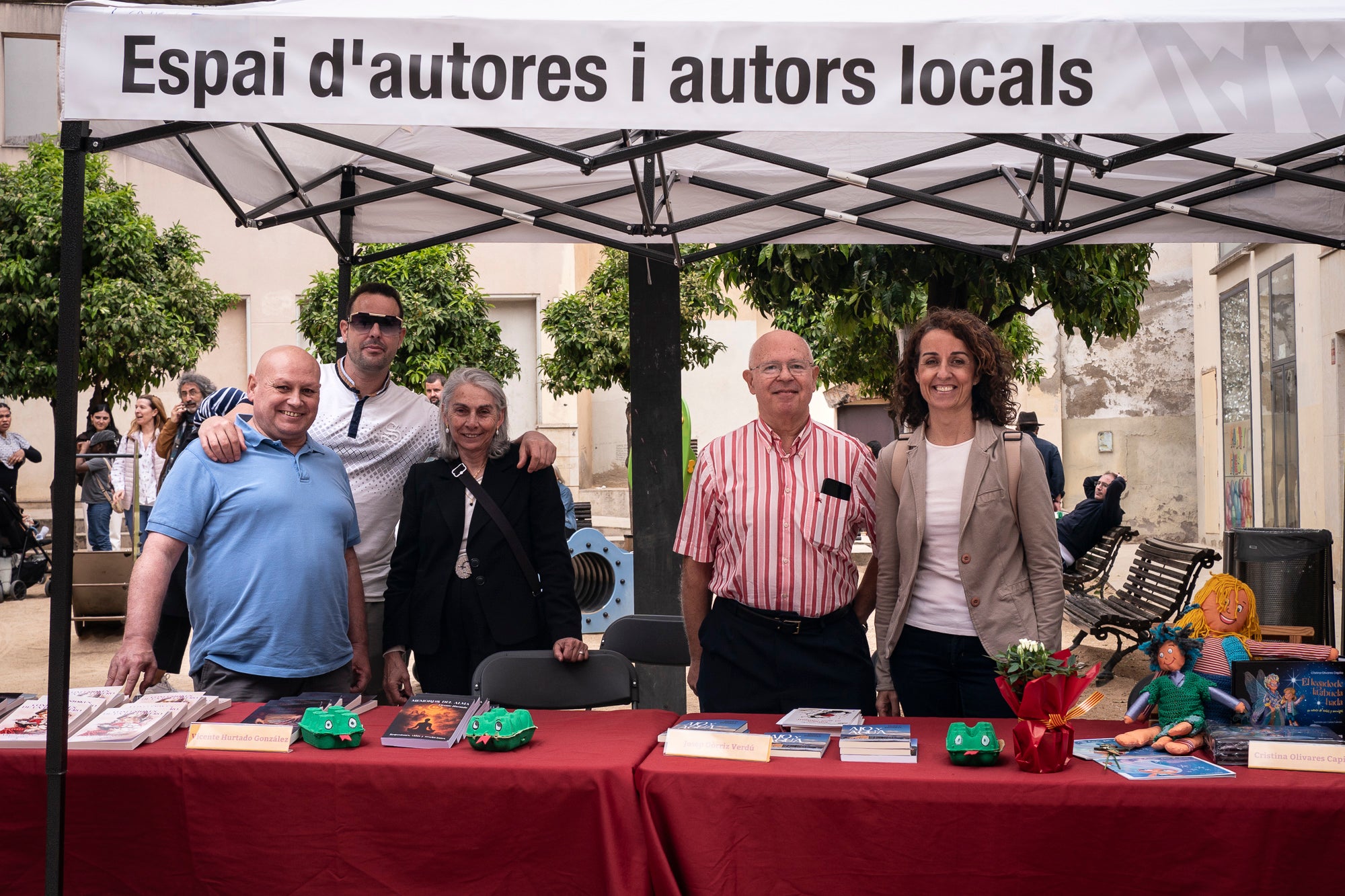 El dia ha acompanyat i els terrassencs han envaït des de bon matí i fins ben entrat el vespre els carrers del Centre de la ciutat. Més de 300 parades de llibres i roses, en un mix entre professionals i entitats, han rebut la visita -i moltes mirades- dels milers d’egarencs que han gaudit de valent d’una Diada de Sant Jordi de les més multitudinàries. La cultura popular ha pogut lluir-se, però també han rebut un càlid reconeixement els autors locals que han pogut conversar amb els seus lectors i signar una bona pila de llibres. 