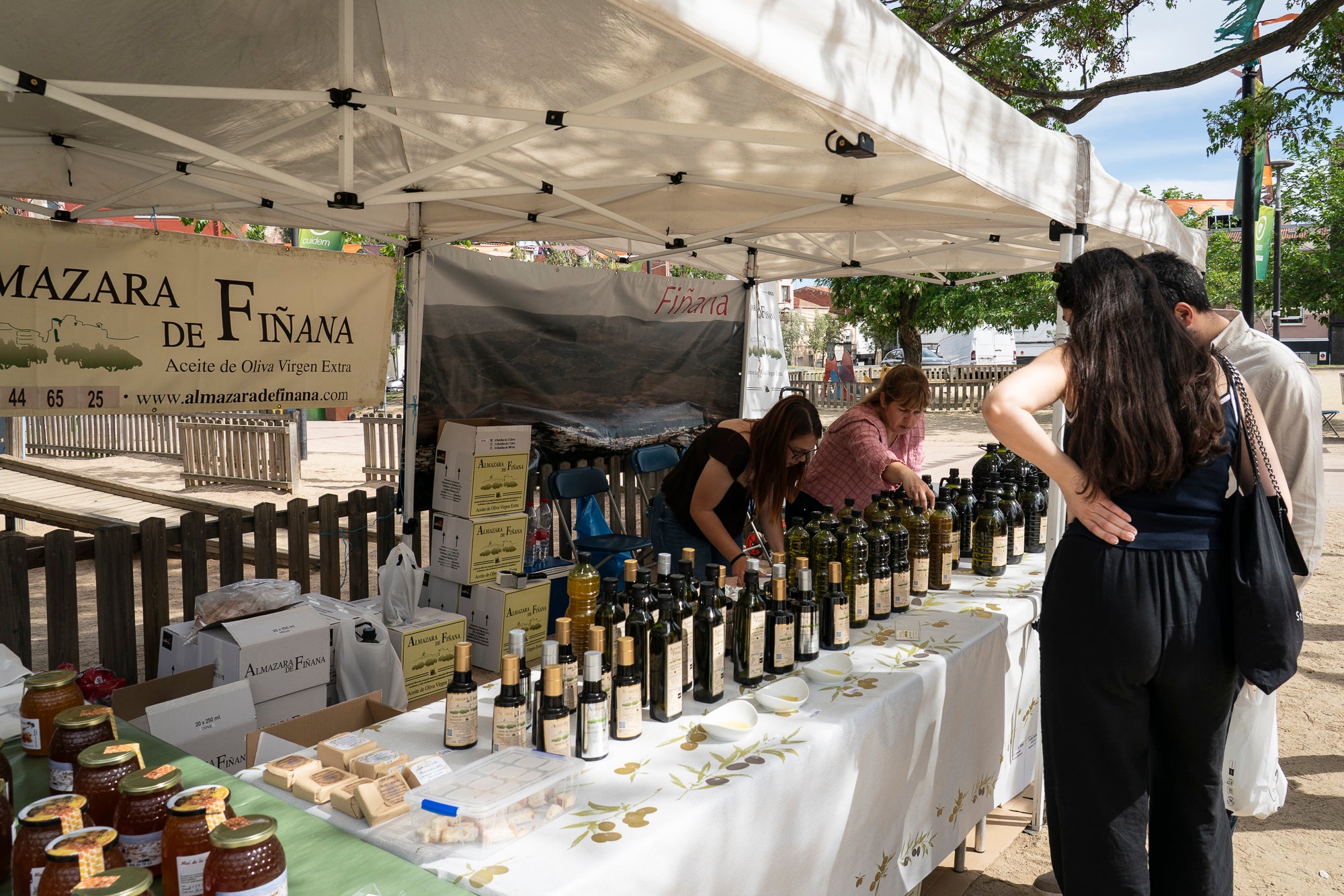 L'onzena Fira de l'Oliva de Ca n'Anglada va celebrar aquest dissabte una jornada completa al voltant de la plaça del barri on el protagonista era, evidentment, el producte derivat de l'arbre indispensable per a la bona gastronomia en les seves versions més artesanals. Hi va haver nombroses parades de productors, entitats i comerços, visites guiades a la masia propera, tallers d'olis aromàtics i el tradicional concurs de llançament de pinyol amb la boca. I, simultàniament, actuacions musicals a càrrec de l'Agrupación San José i el Coro Nazareno o el duo de pop Lua Cheia, entre altres. Alhora, la Ruta de la Tapa per deu bars i restaurants de Ca n'Anglada continua encara fins a aquest diumenge | Mireia Comas
