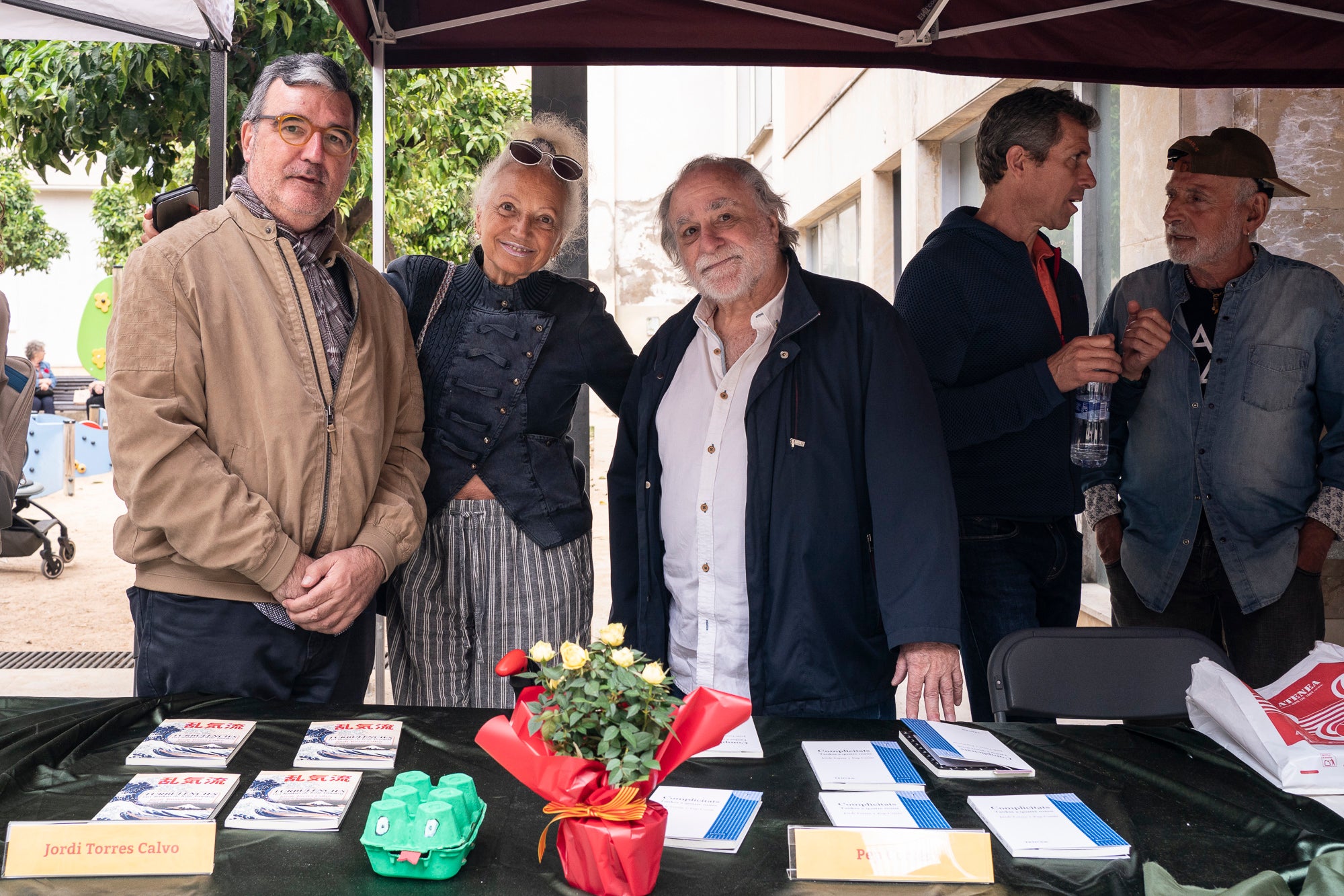 El dia ha acompanyat i els terrassencs han envaït des de bon matí i fins ben entrat el vespre els carrers del Centre de la ciutat. Més de 300 parades de llibres i roses, en un mix entre professionals i entitats, han rebut la visita -i moltes mirades- dels milers d’egarencs que han gaudit de valent d’una Diada de Sant Jordi de les més multitudinàries. La cultura popular ha pogut lluir-se, però també han rebut un càlid reconeixement els autors locals que han pogut conversar amb els seus lectors i signar una bona pila de llibres. 