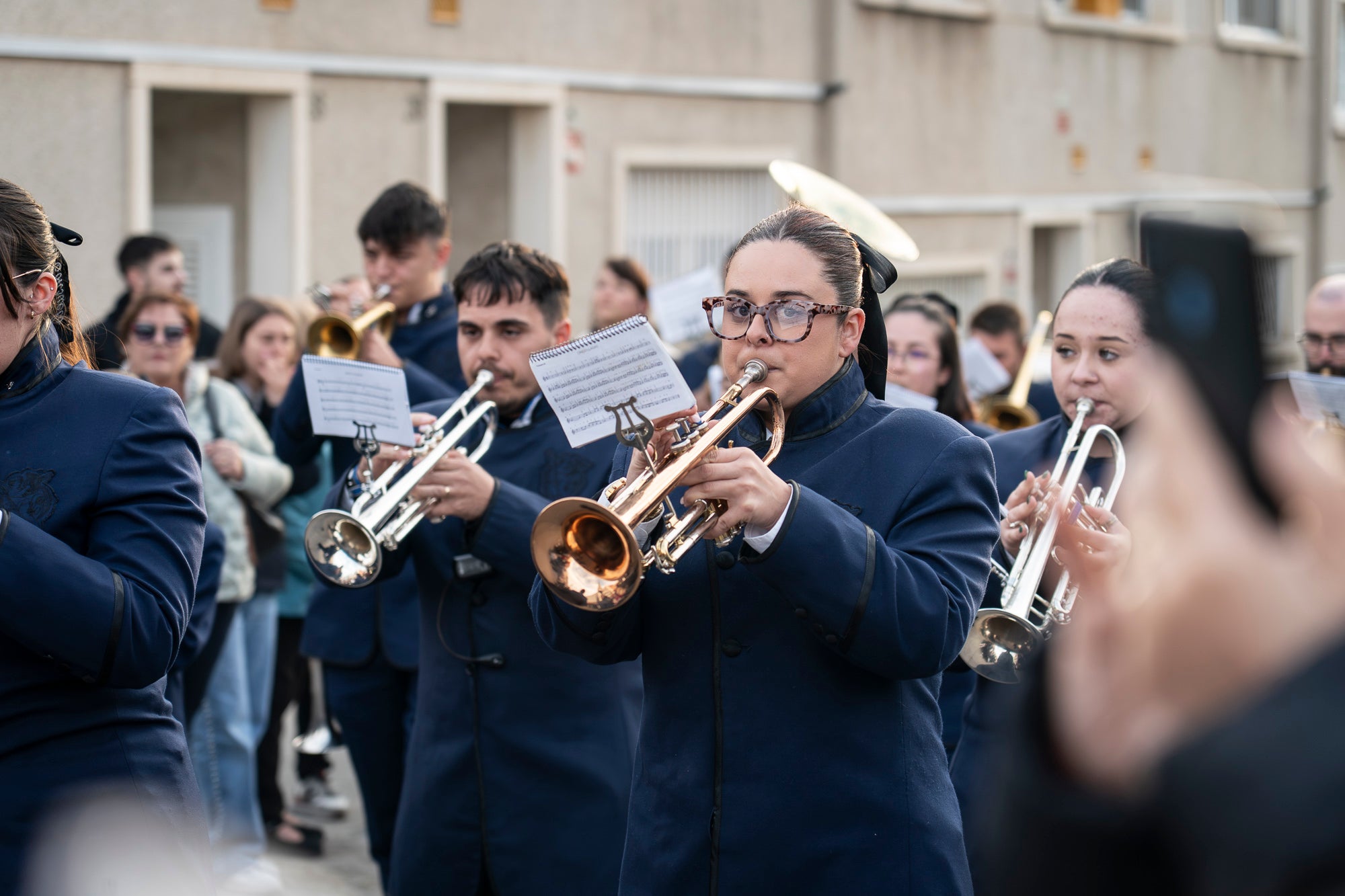 Com és tradició, aquest Dijous Sant el barri de les Arenes ha acollit la Procesión del Encuentro. La jornada ha comptat amb la participació de les confraries Hermandad Jesús Cautivo y María Santísima de las Arenas; Hermandad Nuestro Padre Jesús Nazareno y Virgen de los Dolores de Terrassa; i Cofradía Virgen de las Angustias de Terrassa del Centro Andaluz de Nueva Carteya | Mireia Comas