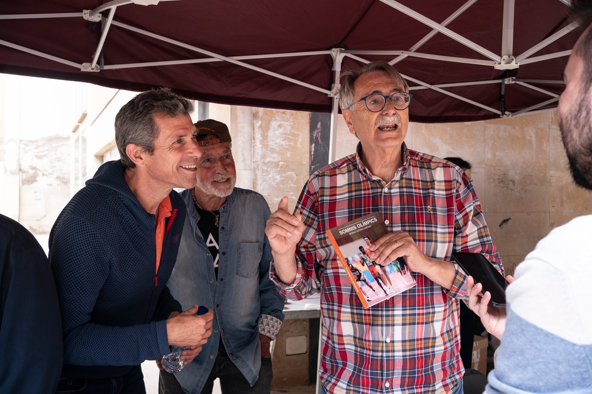 El dia ha acompanyat i els terrassencs han envaït des de bon matí i fins ben entrat el vespre els carrers del Centre de la ciutat. Més de 300 parades de llibres i roses, en un mix entre professionals i entitats, han rebut la visita -i moltes mirades- dels milers d’egarencs que han gaudit de valent d’una Diada de Sant Jordi de les més multitudinàries. La cultura popular ha pogut lluir-se, però també han rebut un càlid reconeixement els autors locals que han pogut conversar amb els seus lectors i signar una bona pila de llibres. 