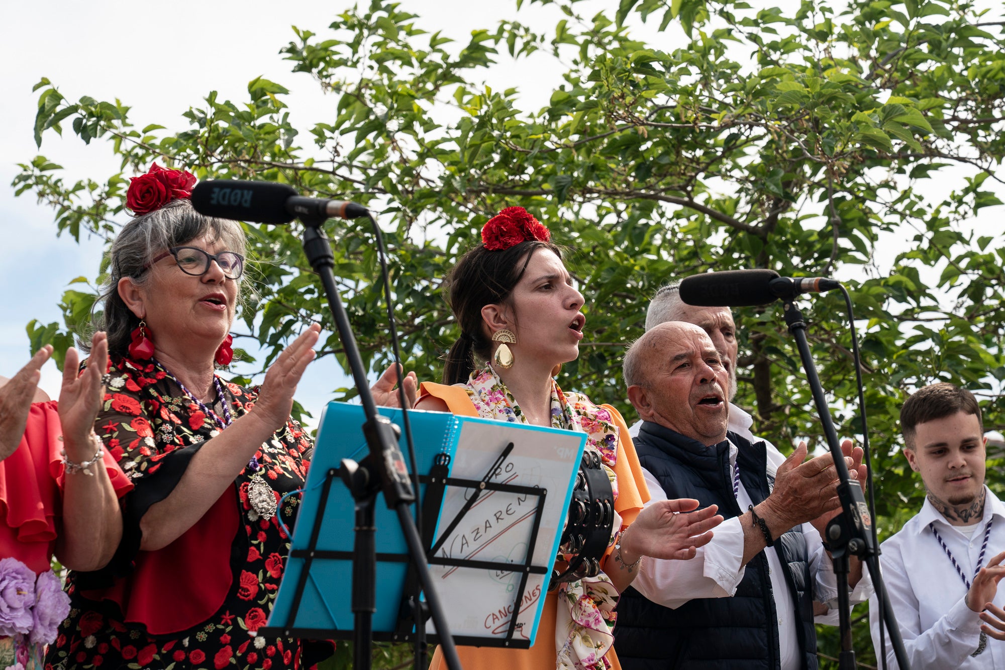 L'onzena Fira de l'Oliva de Ca n'Anglada va celebrar aquest dissabte una jornada completa al voltant de la plaça del barri on el protagonista era, evidentment, el producte derivat de l'arbre indispensable per a la bona gastronomia en les seves versions més artesanals. Hi va haver nombroses parades de productors, entitats i comerços, visites guiades a la masia propera, tallers d'olis aromàtics i el tradicional concurs de llançament de pinyol amb la boca. I, simultàniament, actuacions musicals a càrrec de l'Agrupación San José i el Coro Nazareno o el duo de pop Lua Cheia, entre altres. Alhora, la Ruta de la Tapa per deu bars i restaurants de Ca n'Anglada continua encara fins a aquest diumenge | Mireia Comas