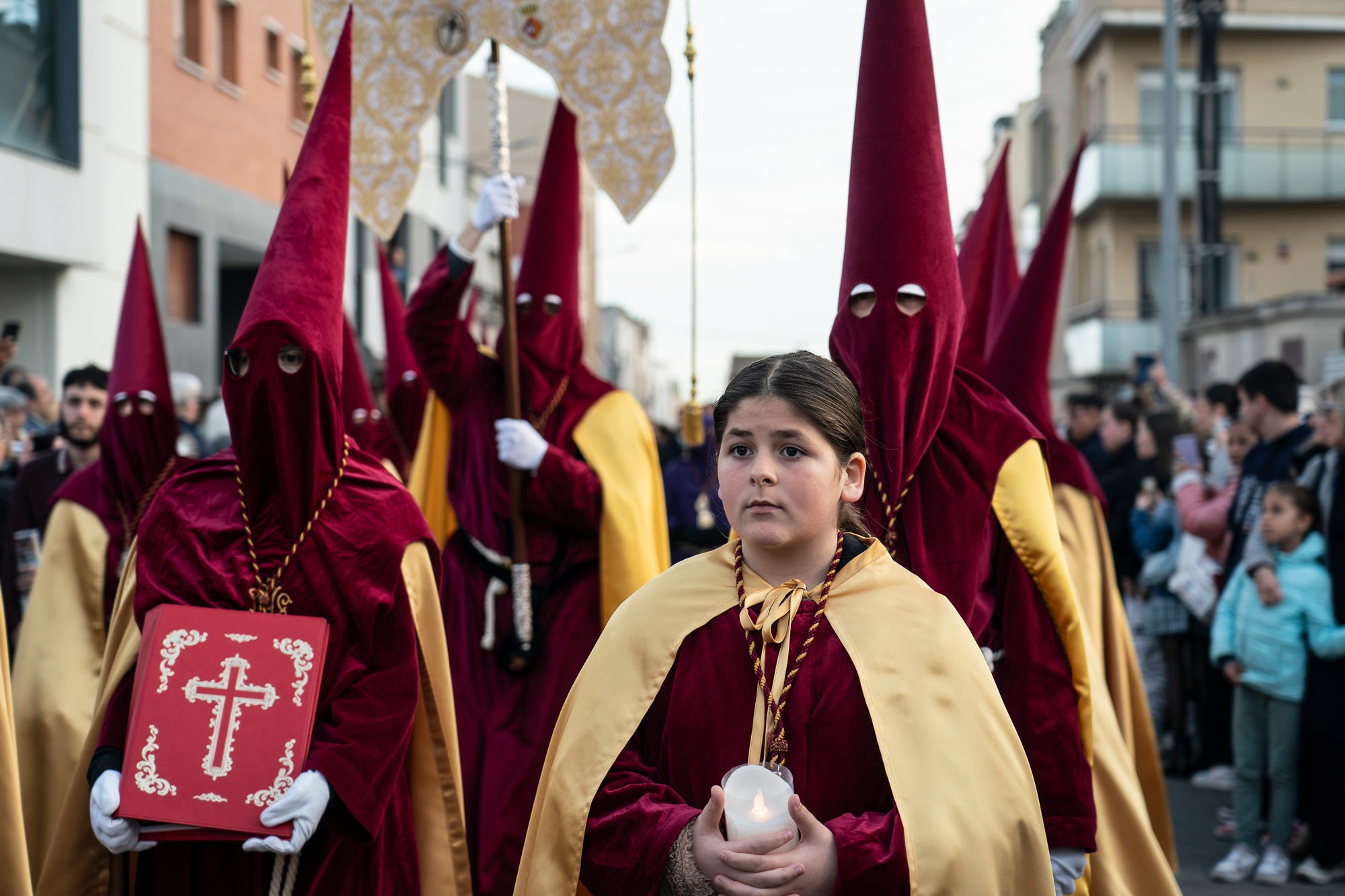 Com és tradició, aquest Dijous Sant el barri de les Arenes ha acollit la Procesión del Encuentro. La jornada ha comptat amb la participació de les confraries Hermandad Jesús Cautivo y María Santísima de las Arenas; Hermandad Nuestro Padre Jesús Nazareno y Virgen de los Dolores de Terrassa; i Cofradía Virgen de las Angustias de Terrassa del Centro Andaluz de Nueva Carteya | Mireia Comas