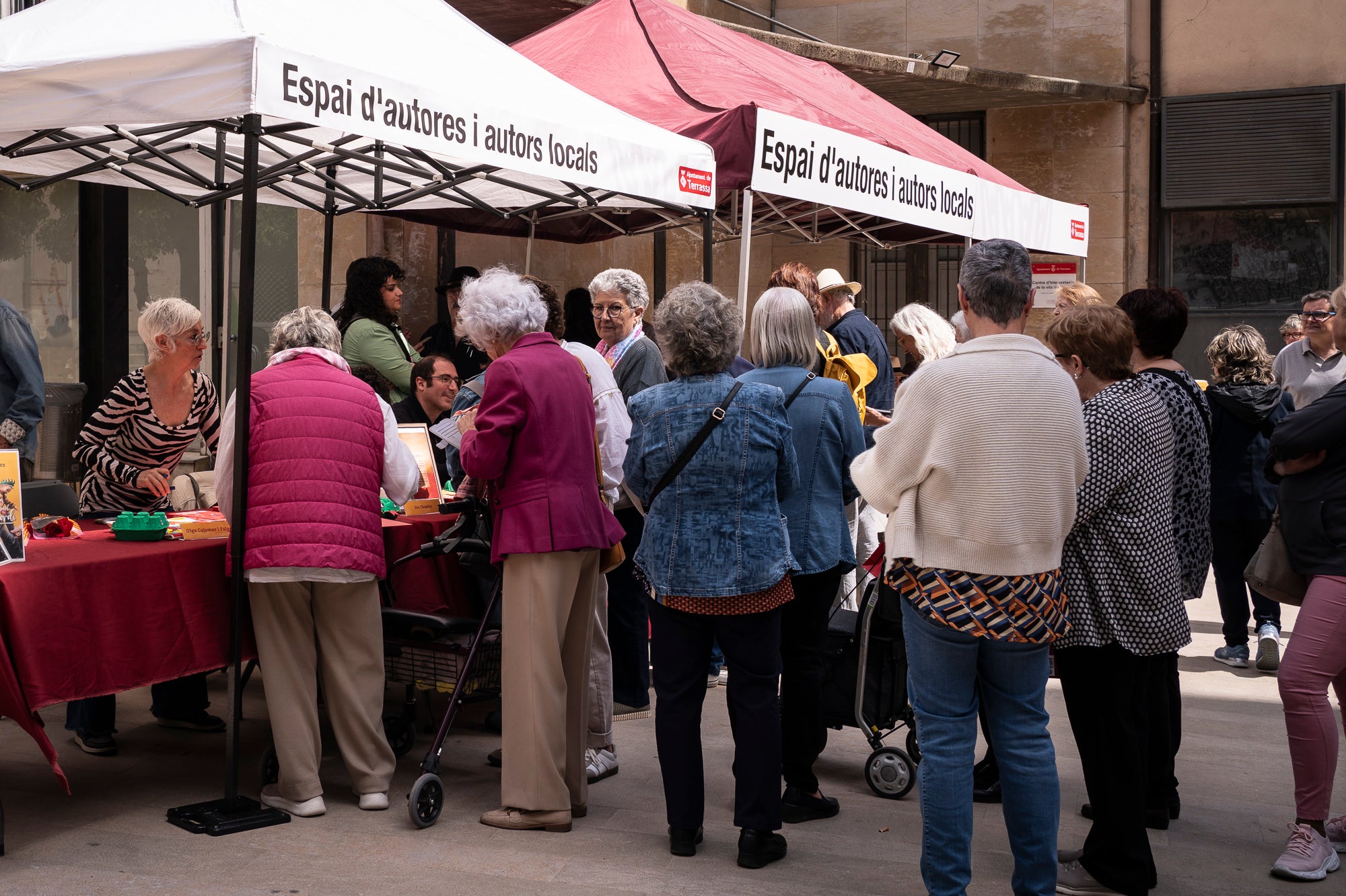 El dia ha acompanyat i els terrassencs han envaït des de bon matí i fins ben entrat el vespre els carrers del Centre de la ciutat. Més de 300 parades de llibres i roses, en un mix entre professionals i entitats, han rebut la visita -i moltes mirades- dels milers d’egarencs que han gaudit de valent d’una Diada de Sant Jordi de les més multitudinàries. La cultura popular ha pogut lluir-se, però també han rebut un càlid reconeixement els autors locals que han pogut conversar amb els seus lectors i signar una bona pila de llibres. 
