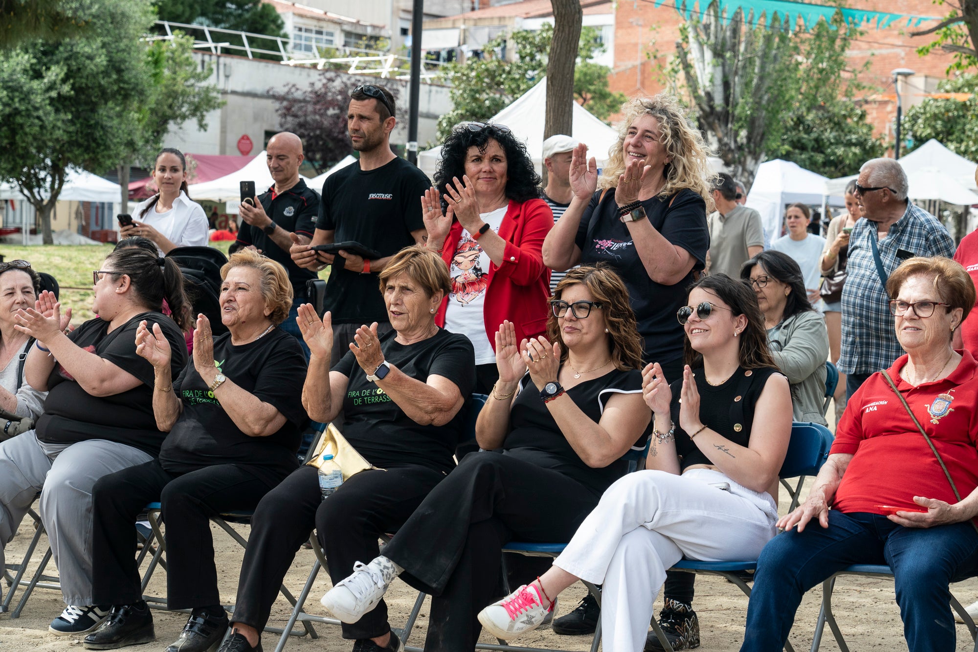 L'onzena Fira de l'Oliva de Ca n'Anglada va celebrar aquest dissabte una jornada completa al voltant de la plaça del barri on el protagonista era, evidentment, el producte derivat de l'arbre indispensable per a la bona gastronomia en les seves versions més artesanals. Hi va haver nombroses parades de productors, entitats i comerços, visites guiades a la masia propera, tallers d'olis aromàtics i el tradicional concurs de llançament de pinyol amb la boca. I, simultàniament, actuacions musicals a càrrec de l'Agrupación San José i el Coro Nazareno o el duo de pop Lua Cheia, entre altres. Alhora, la Ruta de la Tapa per deu bars i restaurants de Ca n'Anglada continua encara fins a aquest diumenge | Mireia Comas