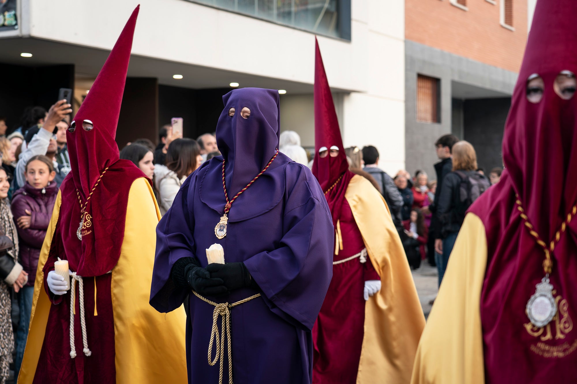 Com és tradició, aquest Dijous Sant el barri de les Arenes ha acollit la Procesión del Encuentro. La jornada ha comptat amb la participació de les confraries Hermandad Jesús Cautivo y María Santísima de las Arenas; Hermandad Nuestro Padre Jesús Nazareno y Virgen de los Dolores de Terrassa; i Cofradía Virgen de las Angustias de Terrassa del Centro Andaluz de Nueva Carteya | Mireia Comas