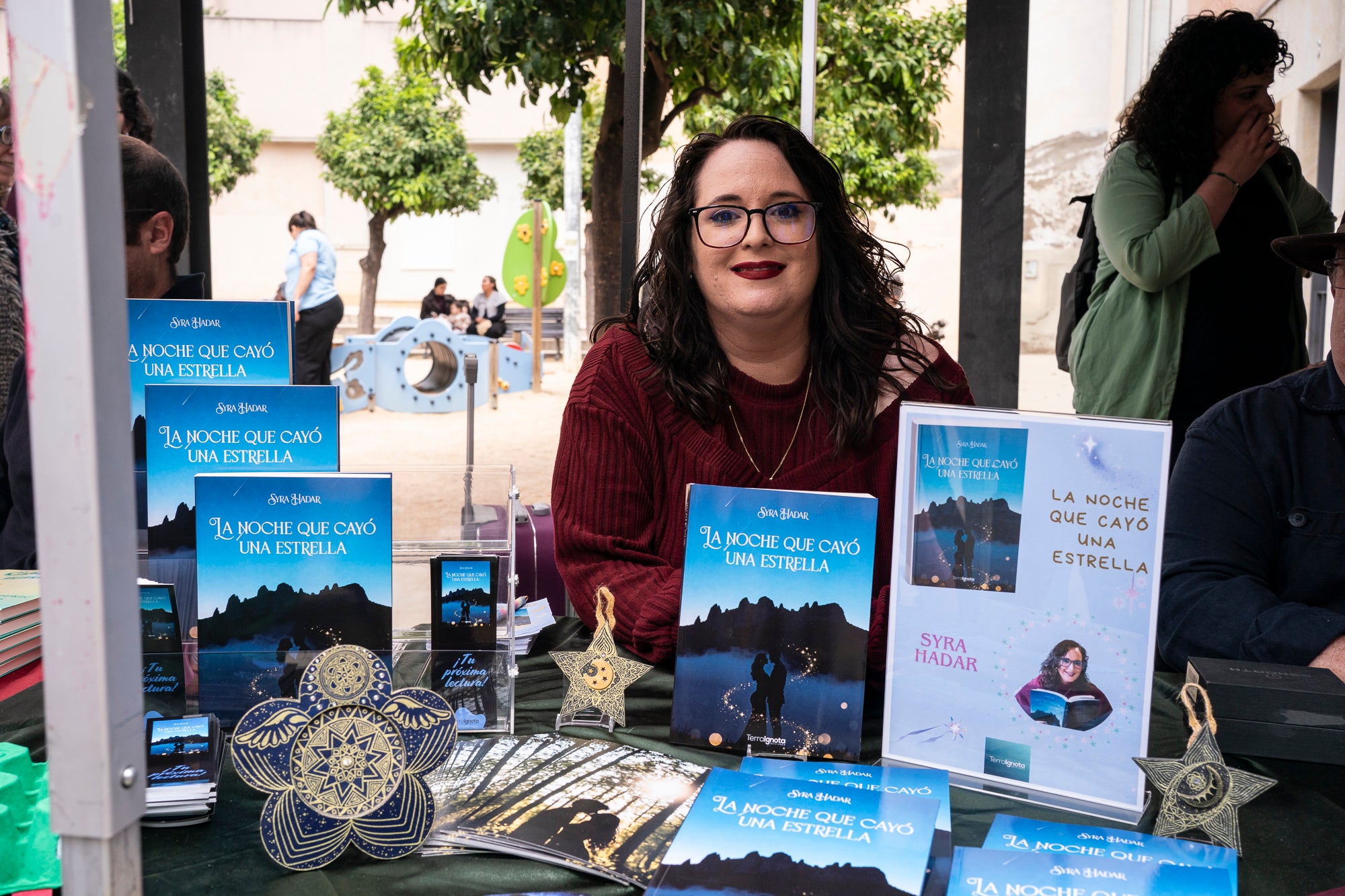 El dia ha acompanyat i els terrassencs han envaït des de bon matí i fins ben entrat el vespre els carrers del Centre de la ciutat. Més de 300 parades de llibres i roses, en un mix entre professionals i entitats, han rebut la visita -i moltes mirades- dels milers d’egarencs que han gaudit de valent d’una Diada de Sant Jordi de les més multitudinàries. La cultura popular ha pogut lluir-se, però també han rebut un càlid reconeixement els autors locals que han pogut conversar amb els seus lectors i signar una bona pila de llibres. 