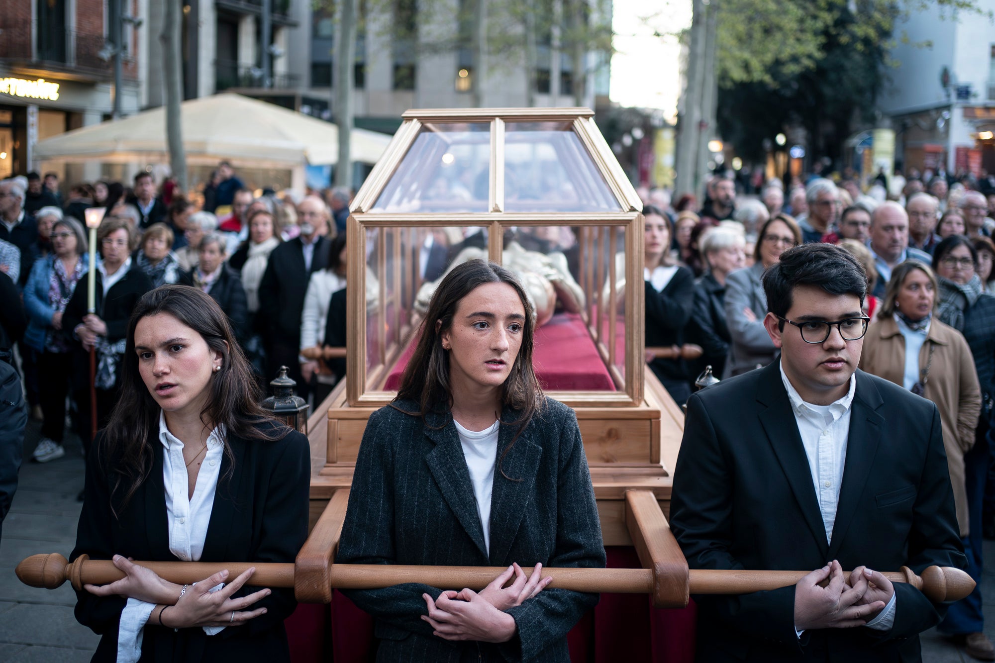 Aquest Divendres Sant, 3 d'abril, ha tingut lloc a les 20 hores a la Catedral del Sant Esperit el Via Crucis | Mireia Comas