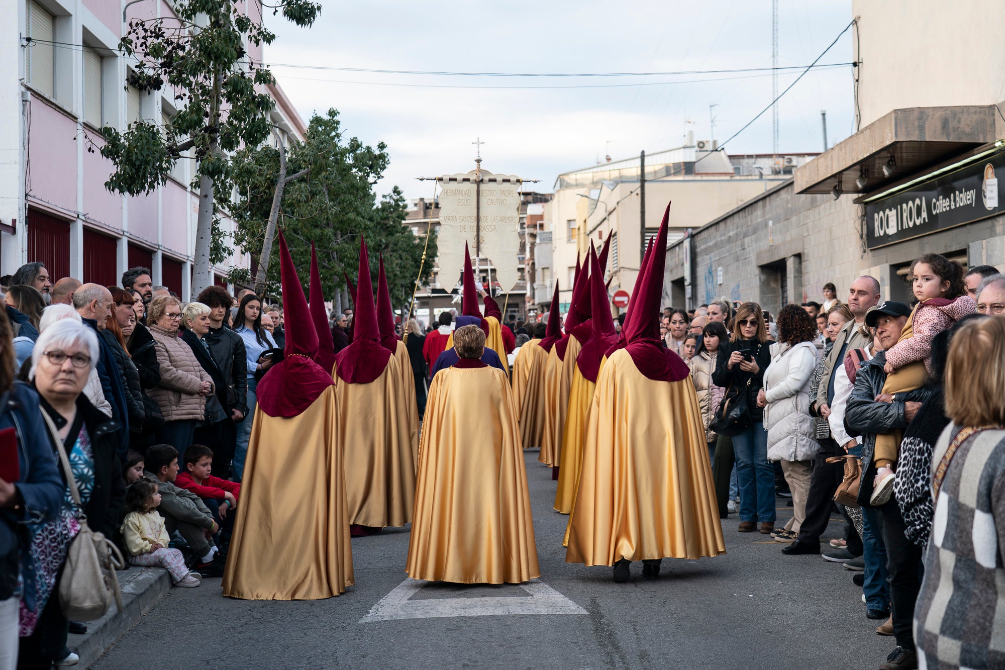 Com és tradició, aquest Dijous Sant el barri de les Arenes ha acollit la Procesión del Encuentro. La jornada ha comptat amb la participació de les confraries Hermandad Jesús Cautivo y María Santísima de las Arenas; Hermandad Nuestro Padre Jesús Nazareno y Virgen de los Dolores de Terrassa; i Cofradía Virgen de las Angustias de Terrassa del Centro Andaluz de Nueva Carteya | Mireia Comas