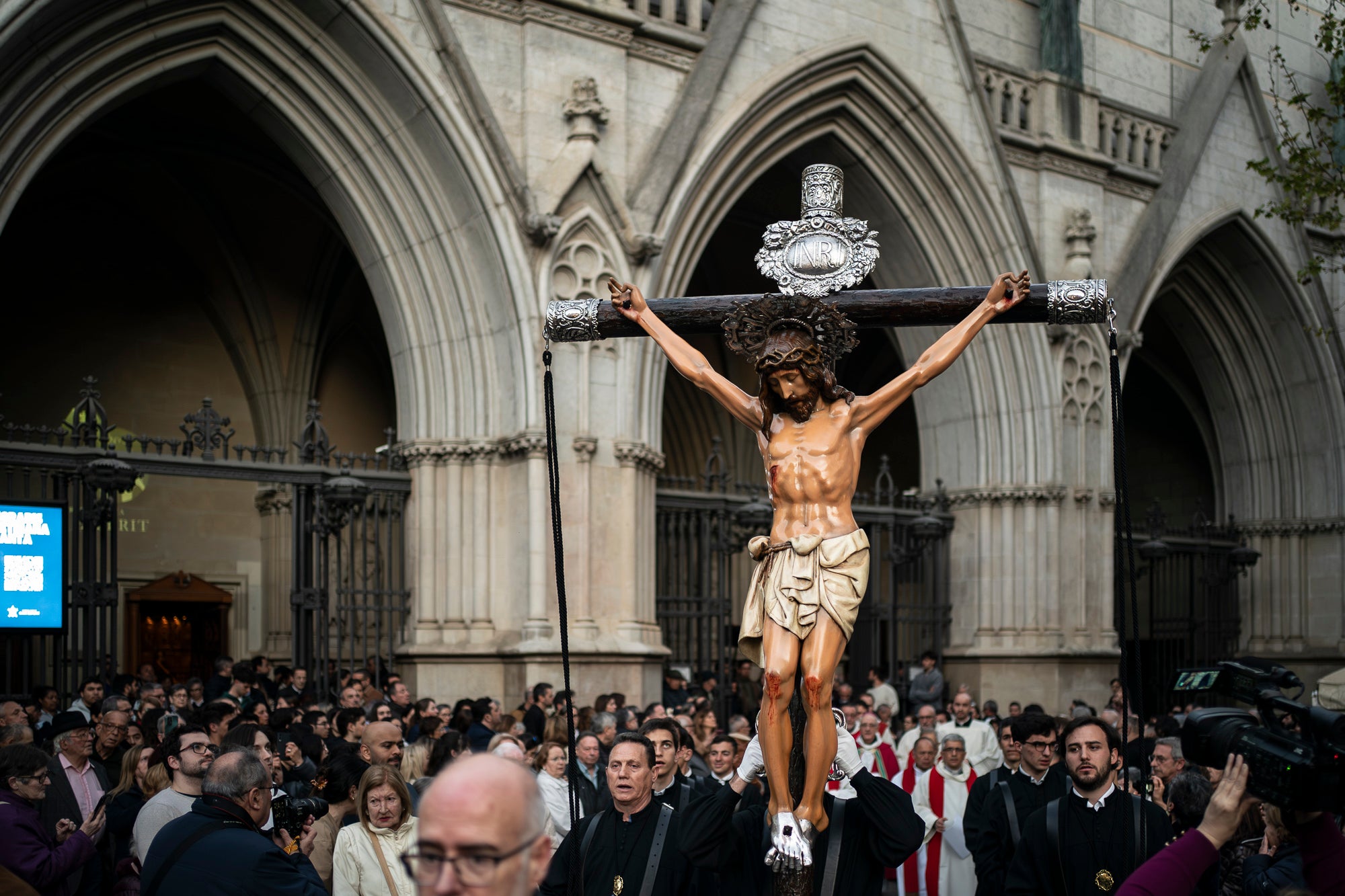 Aquest Divendres Sant, 3 d'abril, ha tingut lloc a les 20 hores a la Catedral del Sant Esperit el Via Crucis | Mireia Comas