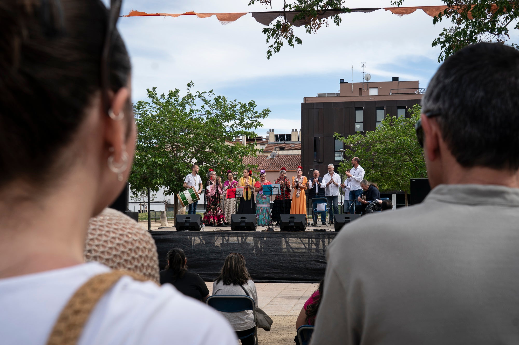 L'onzena Fira de l'Oliva de Ca n'Anglada va celebrar aquest dissabte una jornada completa al voltant de la plaça del barri on el protagonista era, evidentment, el producte derivat de l'arbre indispensable per a la bona gastronomia en les seves versions més artesanals. Hi va haver nombroses parades de productors, entitats i comerços, visites guiades a la masia propera, tallers d'olis aromàtics i el tradicional concurs de llançament de pinyol amb la boca. I, simultàniament, actuacions musicals a càrrec de l'Agrupación San José i el Coro Nazareno o el duo de pop Lua Cheia, entre altres. Alhora, la Ruta de la Tapa per deu bars i restaurants de Ca n'Anglada continua encara fins a aquest diumenge | Mireia Comas