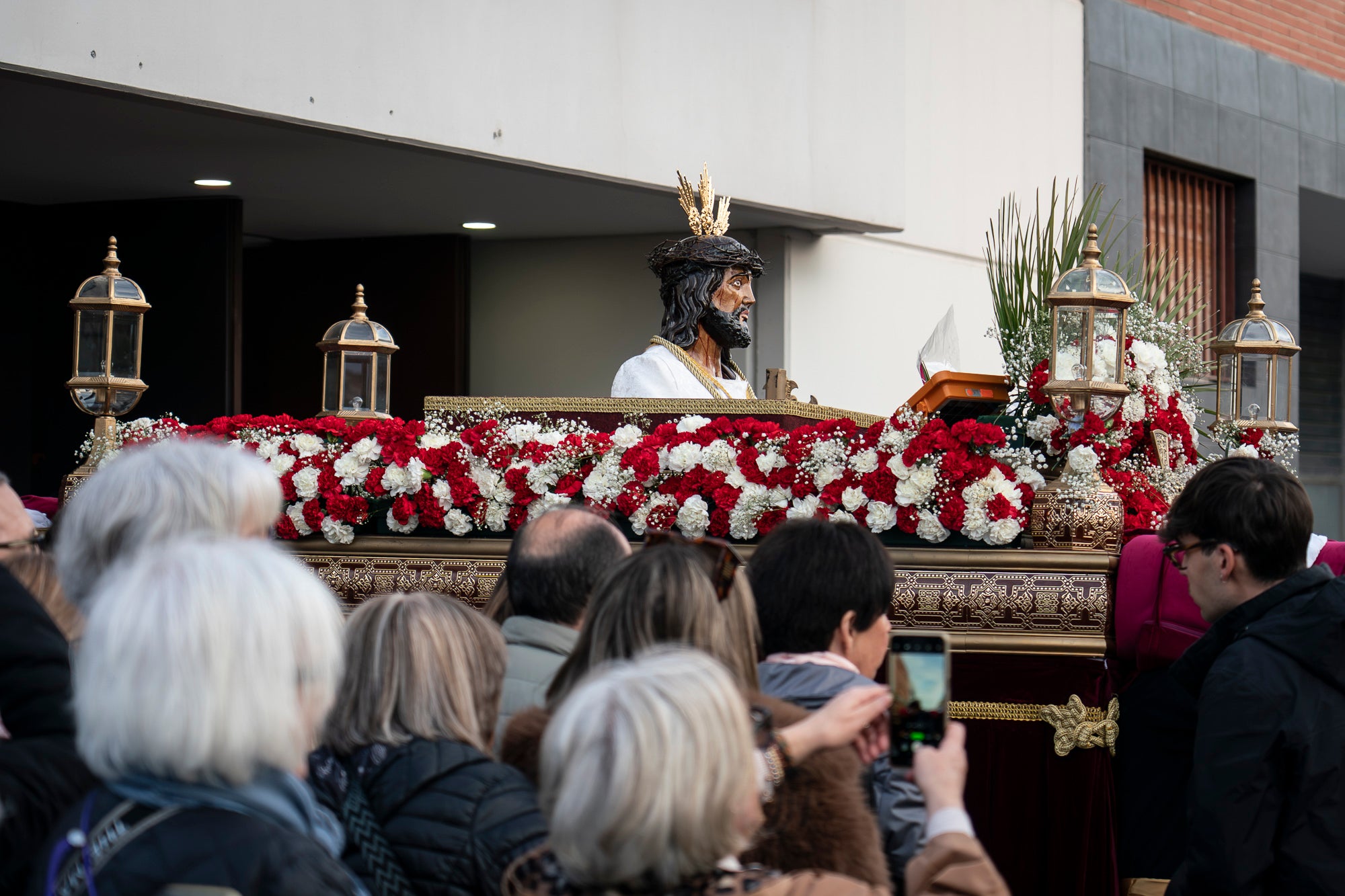 Com és tradició, aquest Dijous Sant el barri de les Arenes ha acollit la Procesión del Encuentro. La jornada ha comptat amb la participació de les confraries Hermandad Jesús Cautivo y María Santísima de las Arenas; Hermandad Nuestro Padre Jesús Nazareno y Virgen de los Dolores de Terrassa; i Cofradía Virgen de las Angustias de Terrassa del Centro Andaluz de Nueva Carteya | Mireia Comas