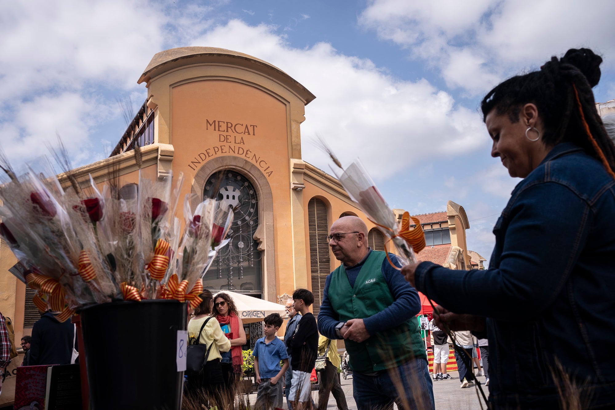 El dia ha acompanyat i els terrassencs han envaït des de bon matí i fins ben entrat el vespre els carrers del Centre de la ciutat. Més de 300 parades de llibres i roses, en un mix entre professionals i entitats, han rebut la visita -i moltes mirades- dels milers d’egarencs que han gaudit de valent d’una Diada de Sant Jordi de les més multitudinàries. La cultura popular ha pogut lluir-se, però també han rebut un càlid reconeixement els autors locals que han pogut conversar amb els seus lectors i signar una bona pila de llibres. 