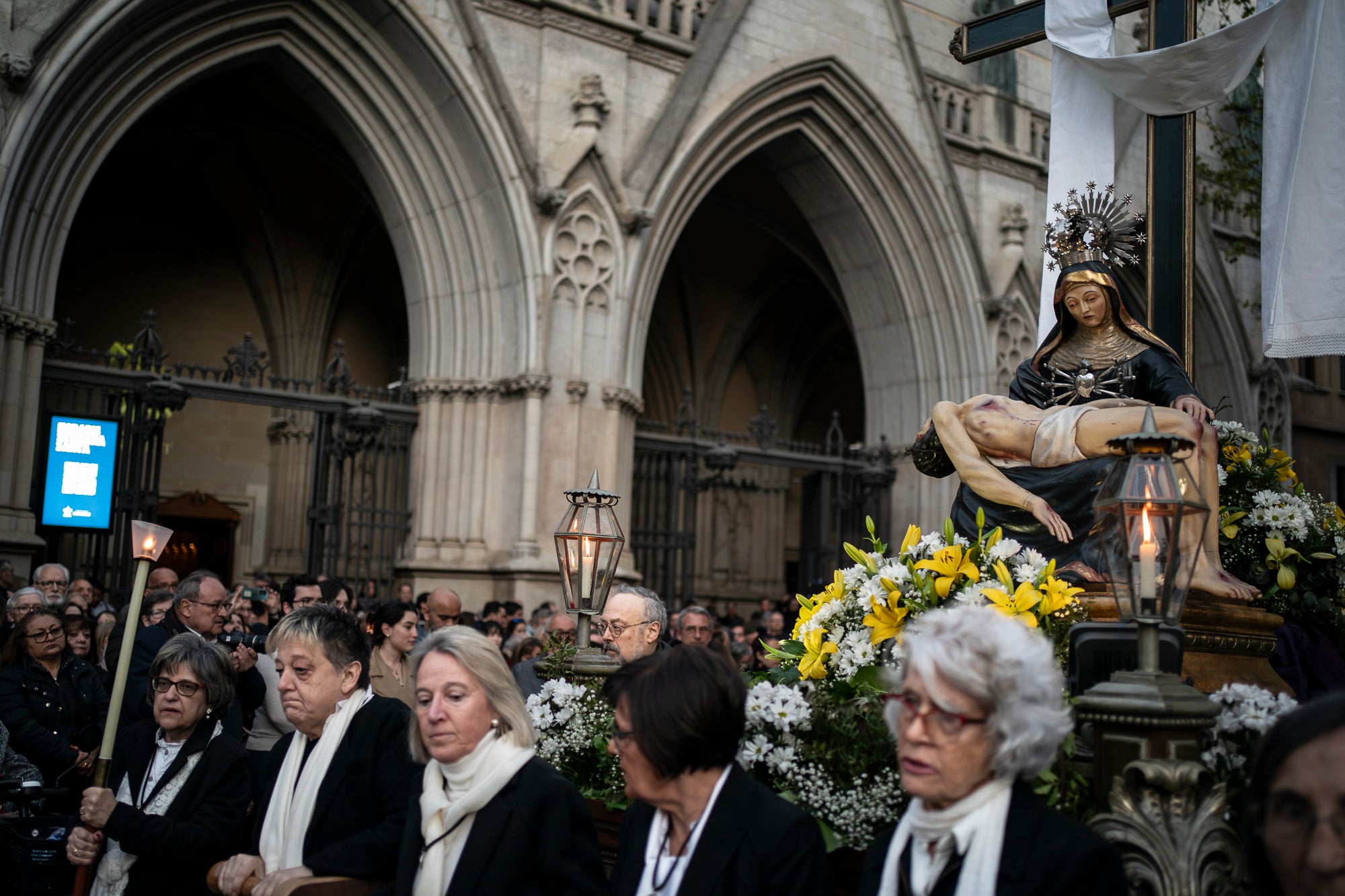 Aquest Divendres Sant, 3 d'abril, ha tingut lloc a les 20 hores a la Catedral del Sant Esperit el Via Crucis | Mireia Comas